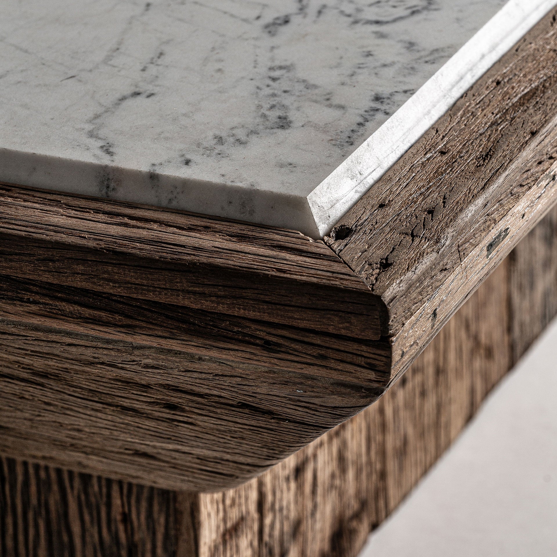 Kaffeetisch SAMSUN aus recyceltem Holz mit Marmorplatte