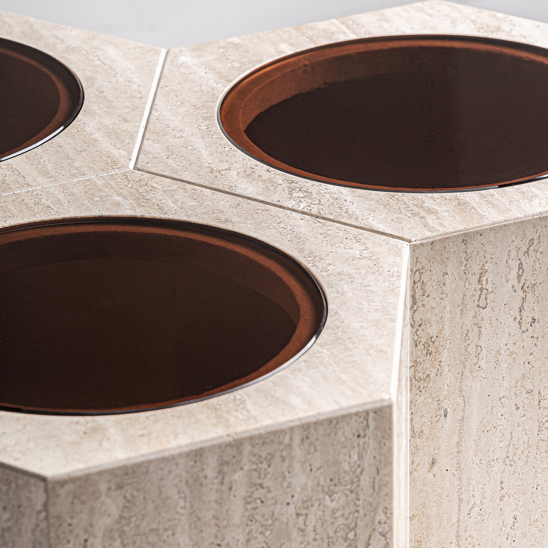 Kaffeetisch THIENNES Travertin mit braunem Glas