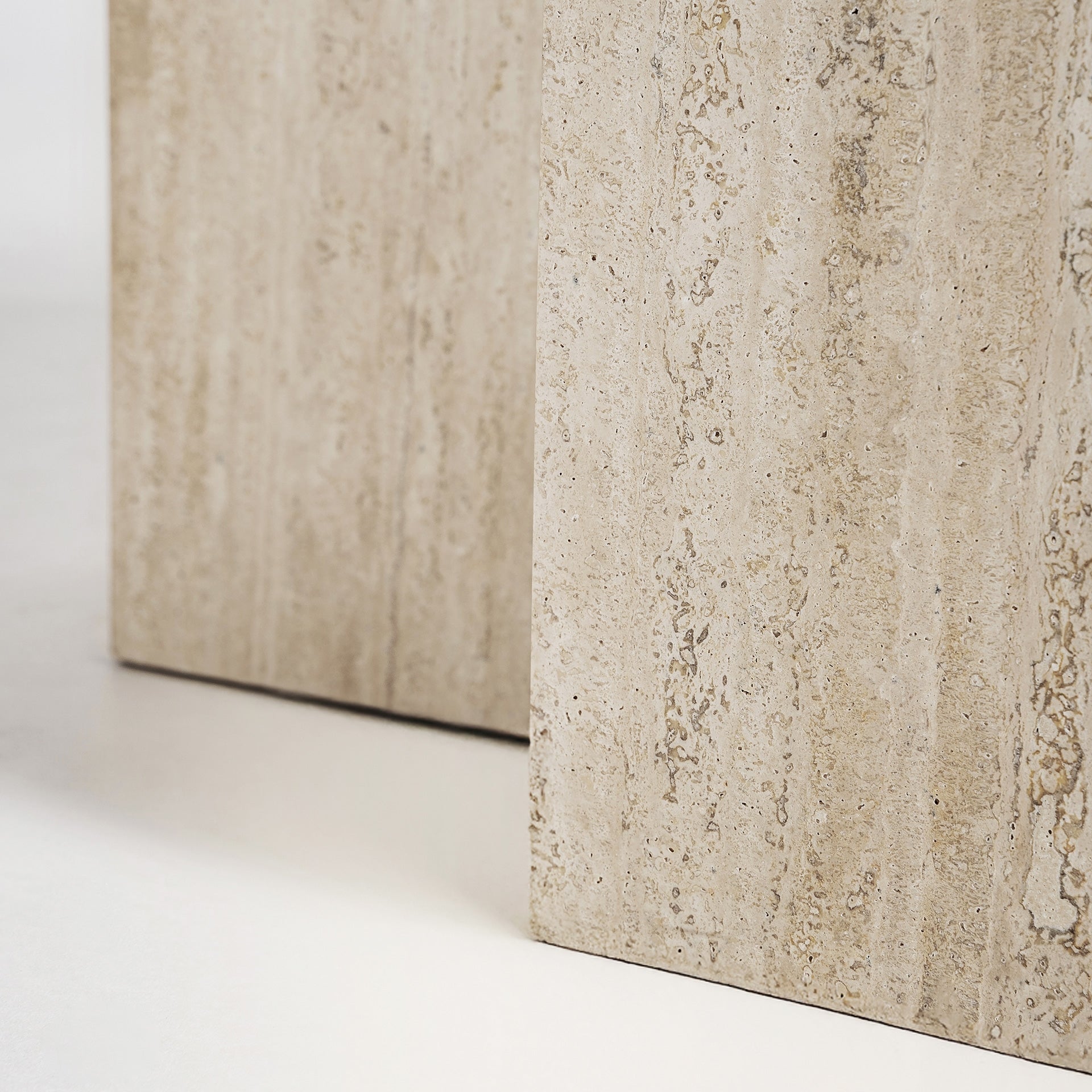 Kaffeetisch THIENNES Travertin mit braunem Glas