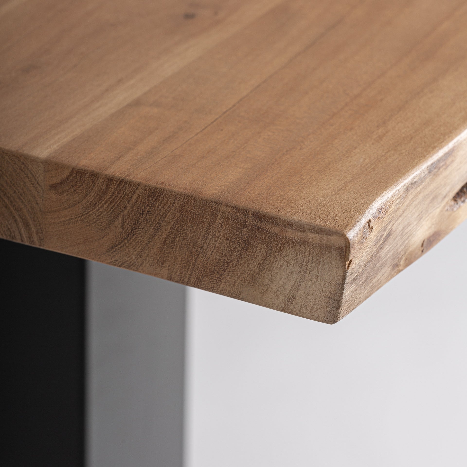 Barhocker STOW aus Mangoholz mit schwarzem Gestell