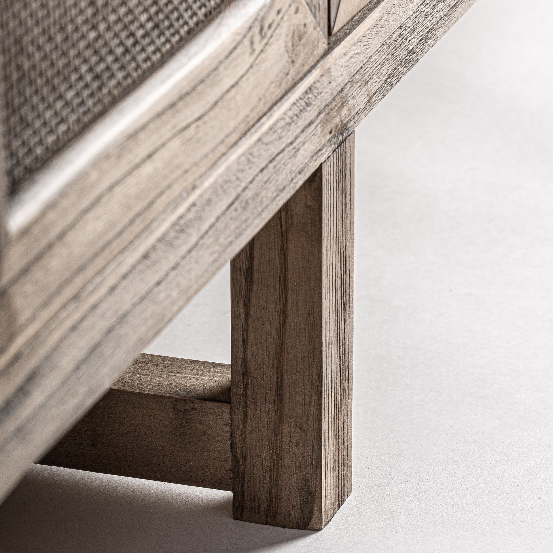 RTV-Sideboard BYREMO aus Ulmenholz