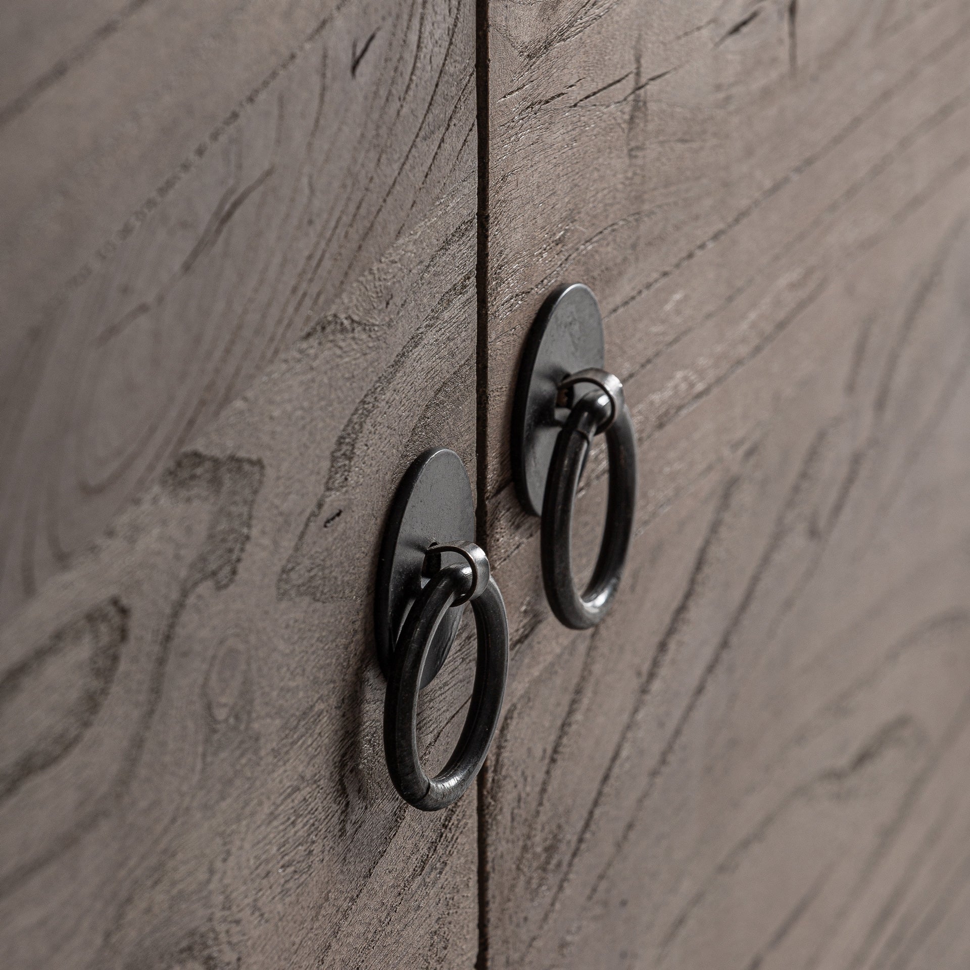 RTV-Sideboard UNTZA aus recyceltem Kiefernholz