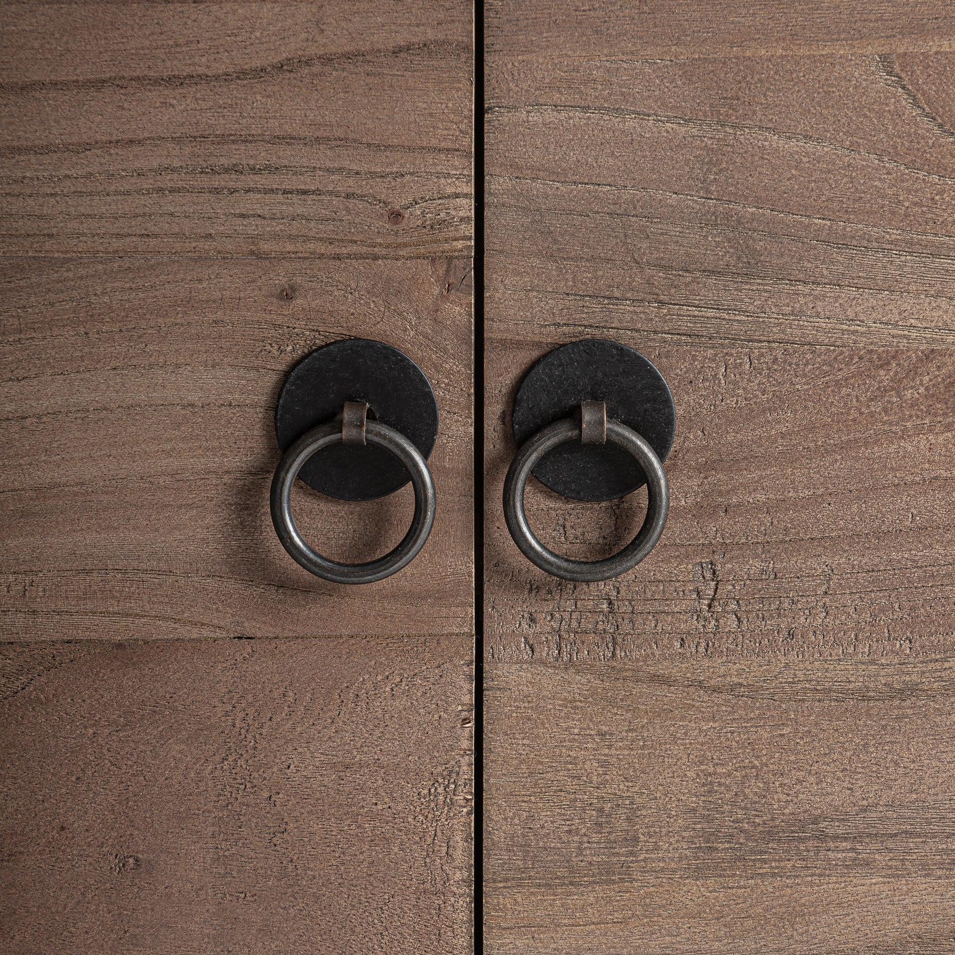 RTV-Sideboard UNTZA aus recyceltem Kiefernholz