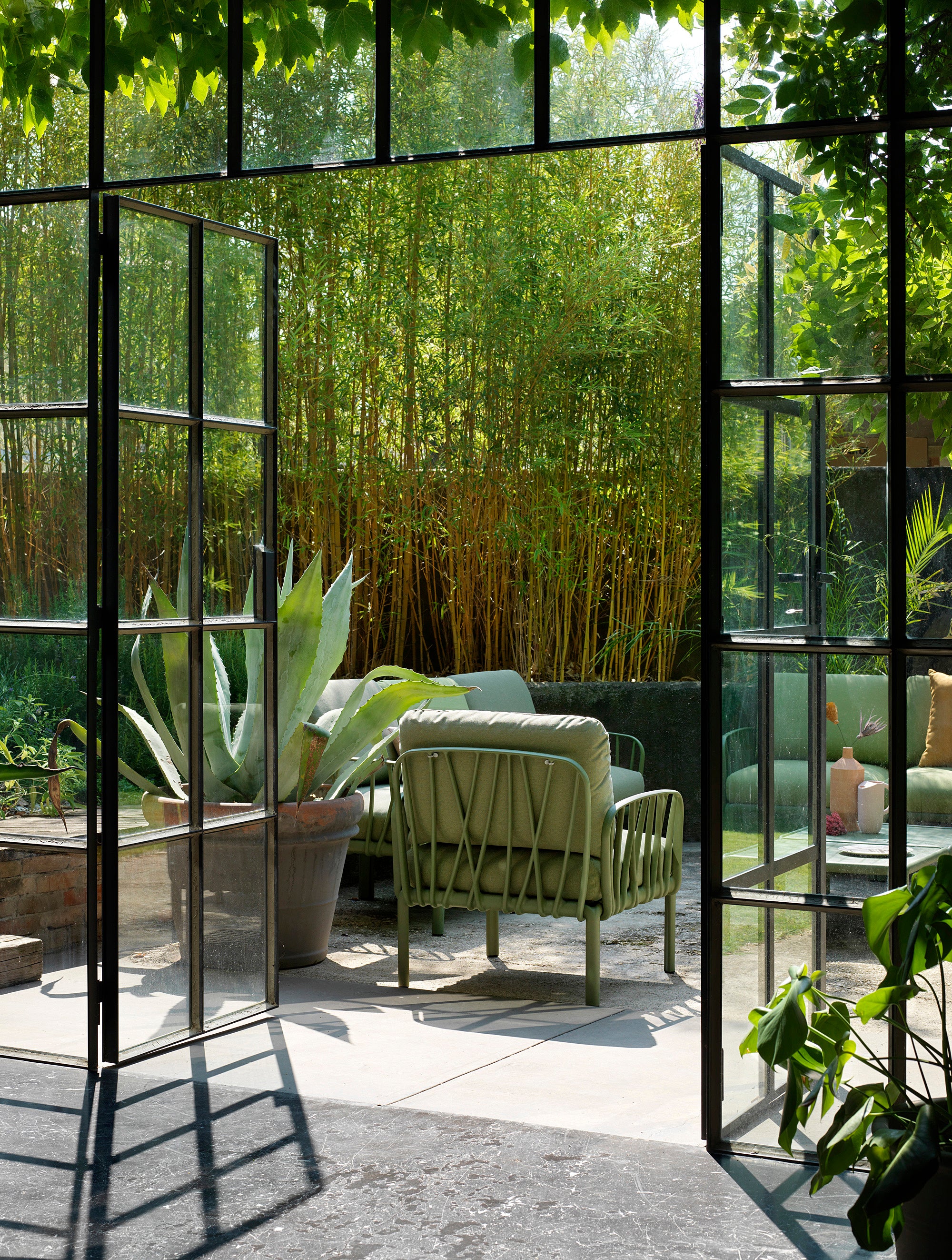 Modularer Außen-Ecksofa KOMODO 5 beige Sunbrella® mit taupefarbenem Gestell