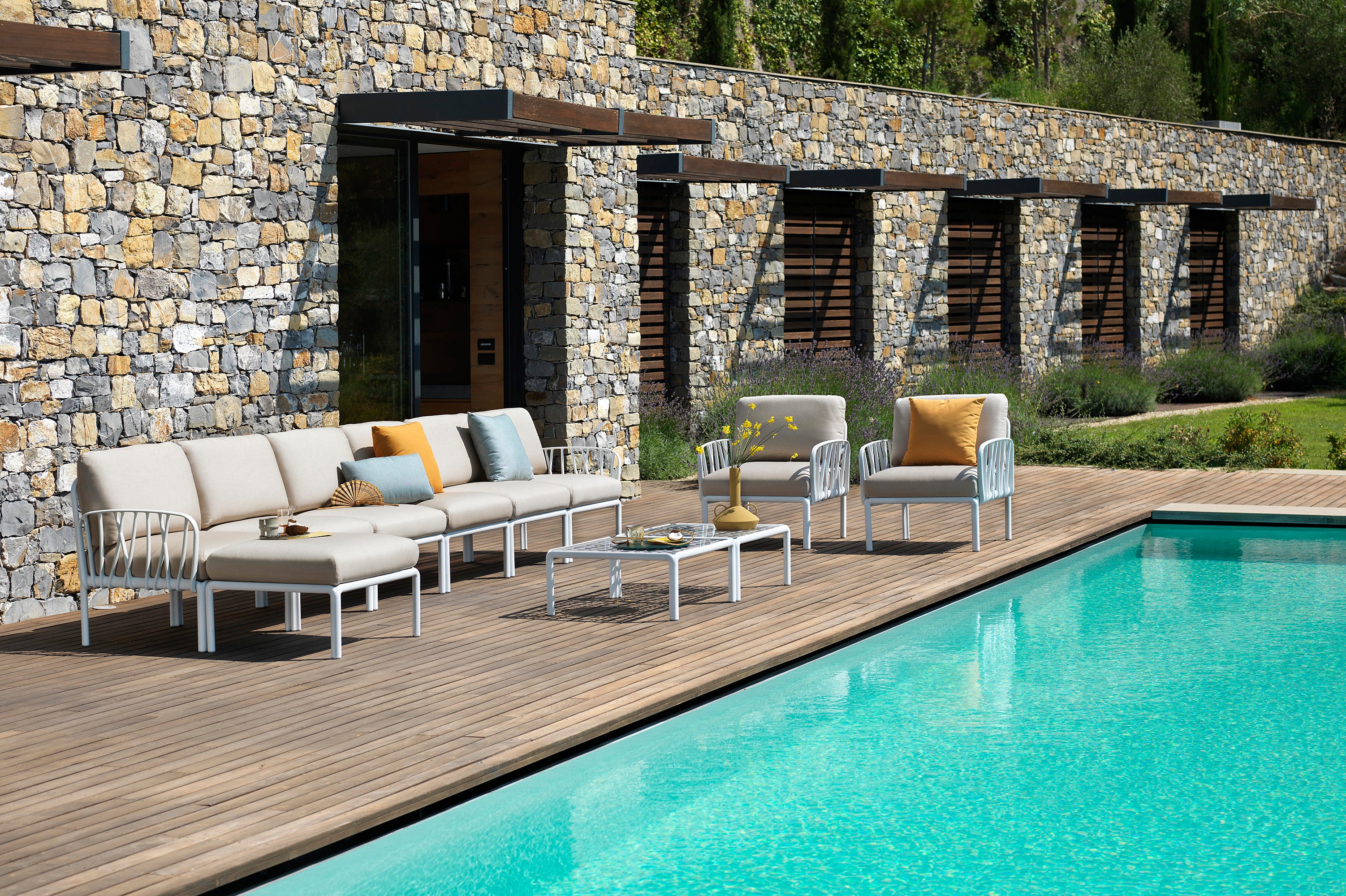 Modularer Außen-Ecksofa KOMODO 5 beige Sunbrella® mit taupefarbenem Gestell