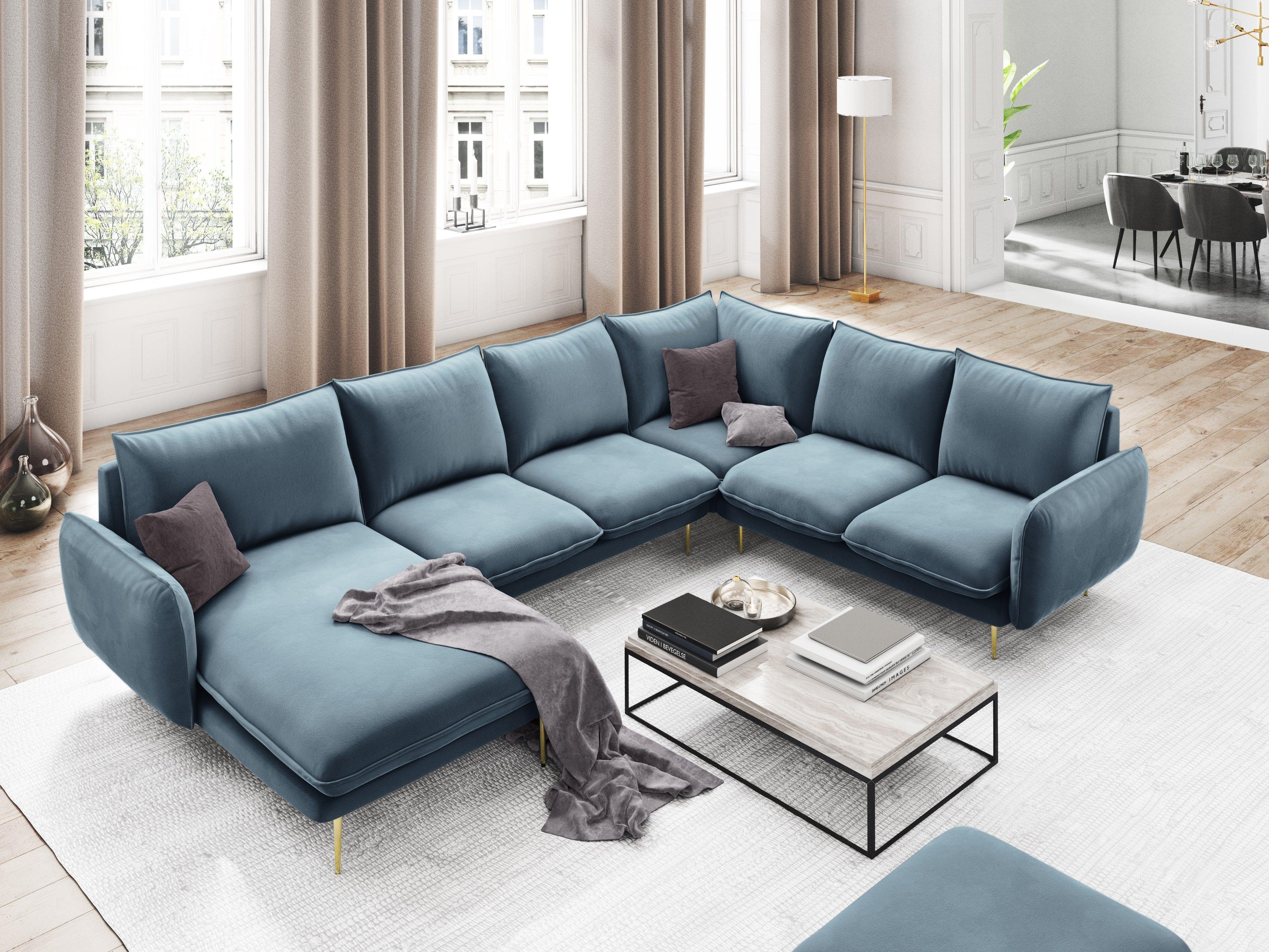 Narożnik prawostronny aksamitny panoramiczny VIENNA jasnoniebieski ze złotą podstawą Cosmopolitan Design Eye on Design