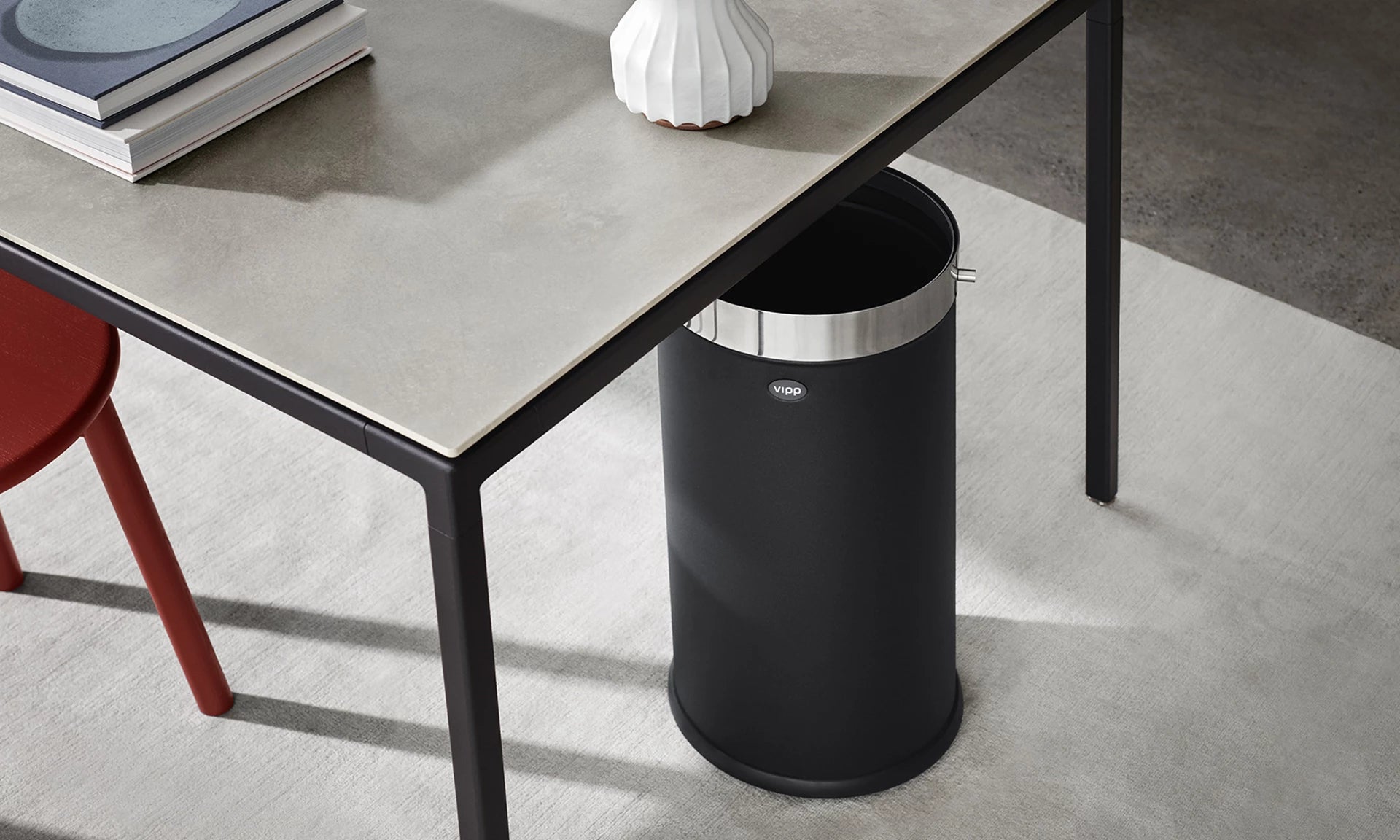 Büromüllbehälter VIPP schwarz mit silbernem Deckel
