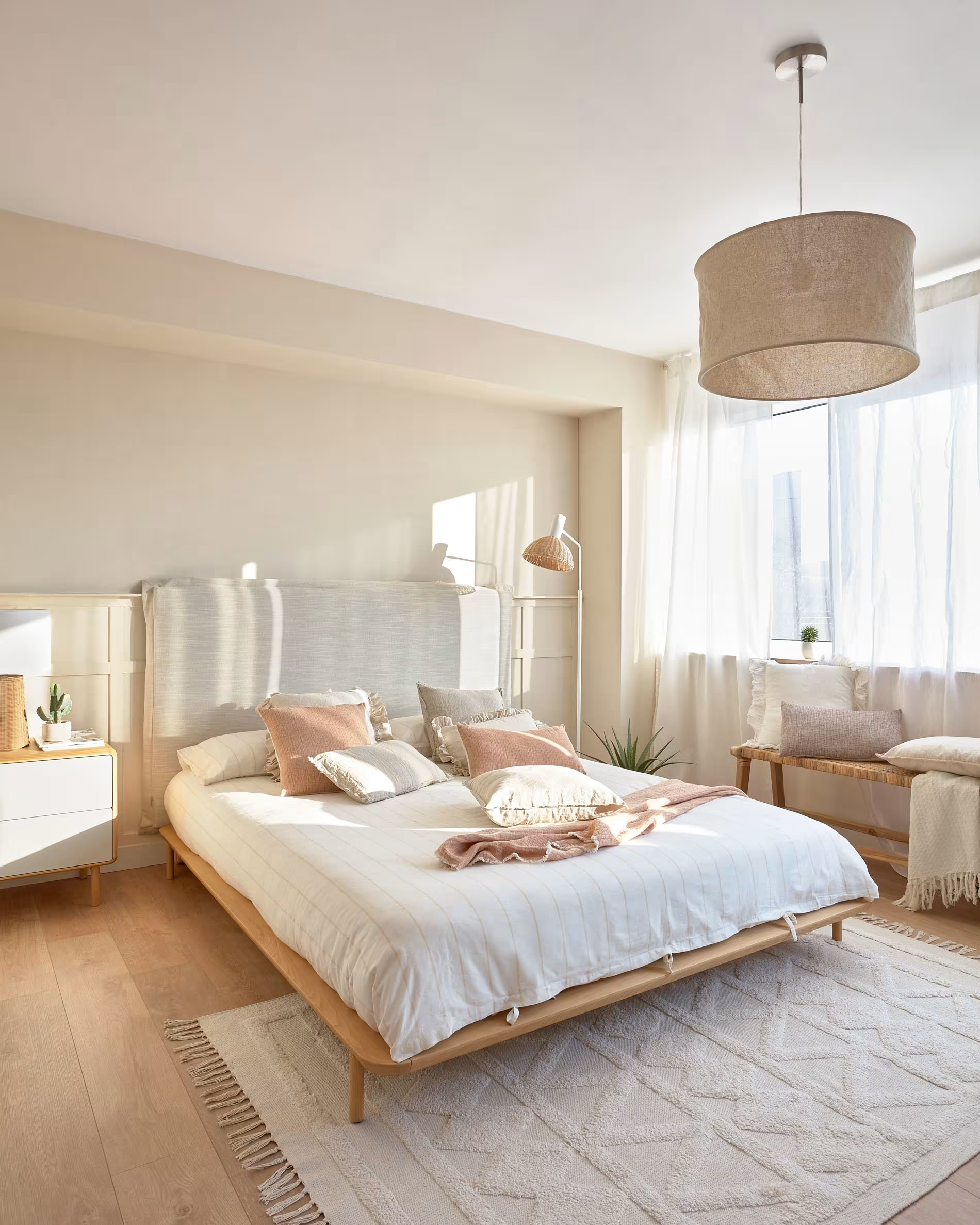 Łóżko ANIELLE lite drewno jesionowe La Forma Eye on Design