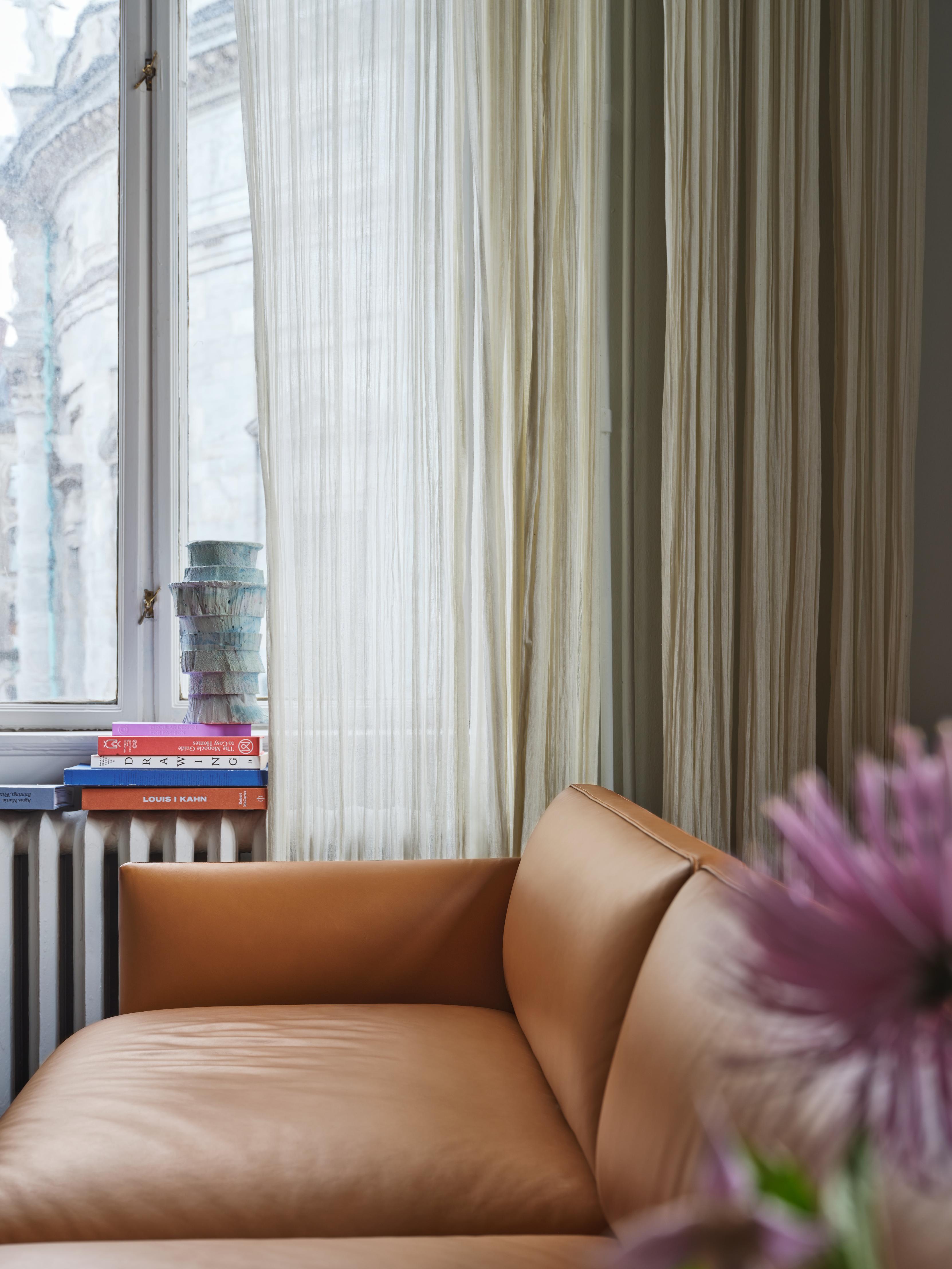 Sofa 2-sitzig OUTLINE aus cognacfarbenem Leder mit schwarzem Gestell