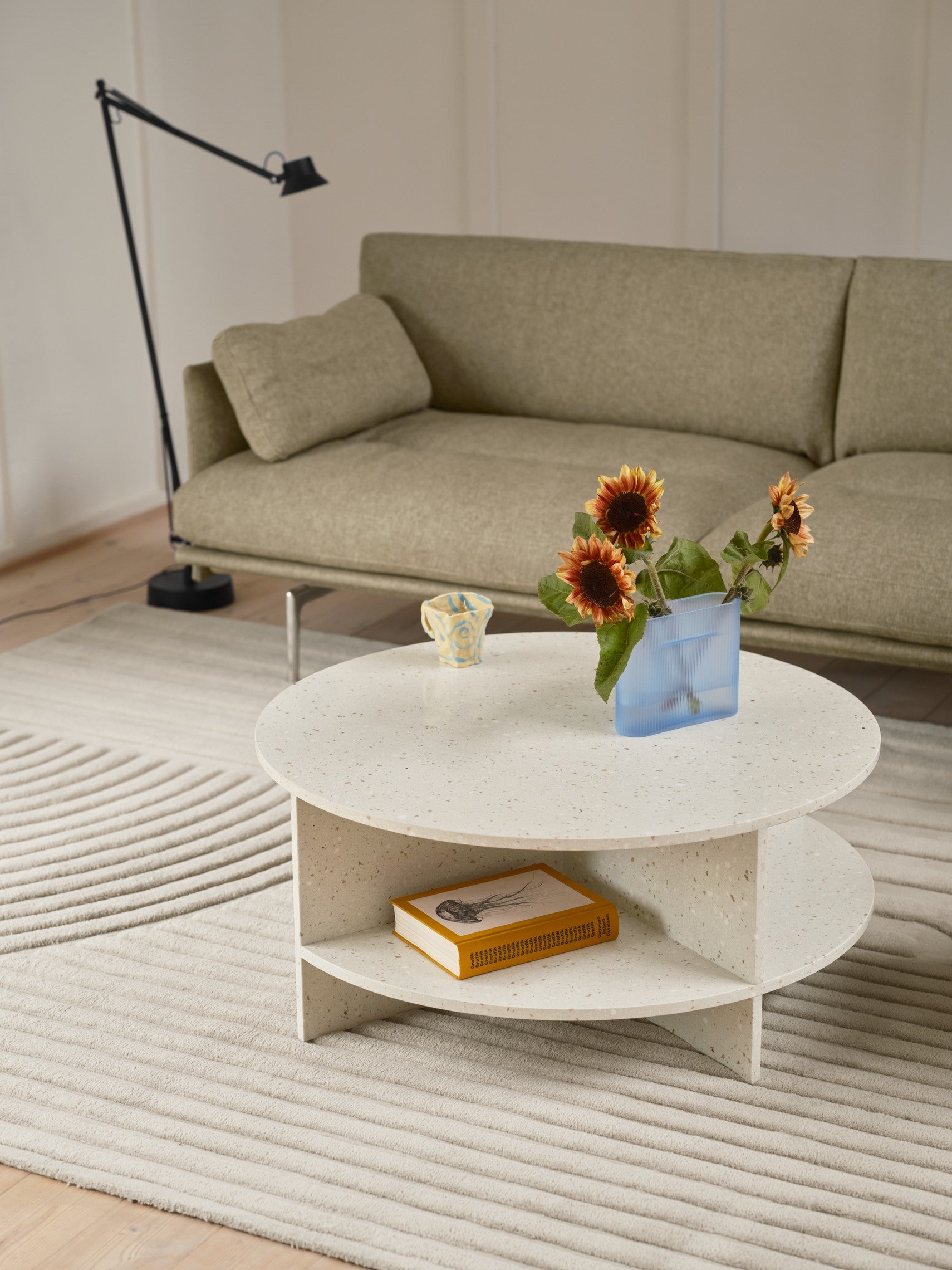 Couchtisch für den Außenbereich HALVES gebrochenes weißes Terrazzo