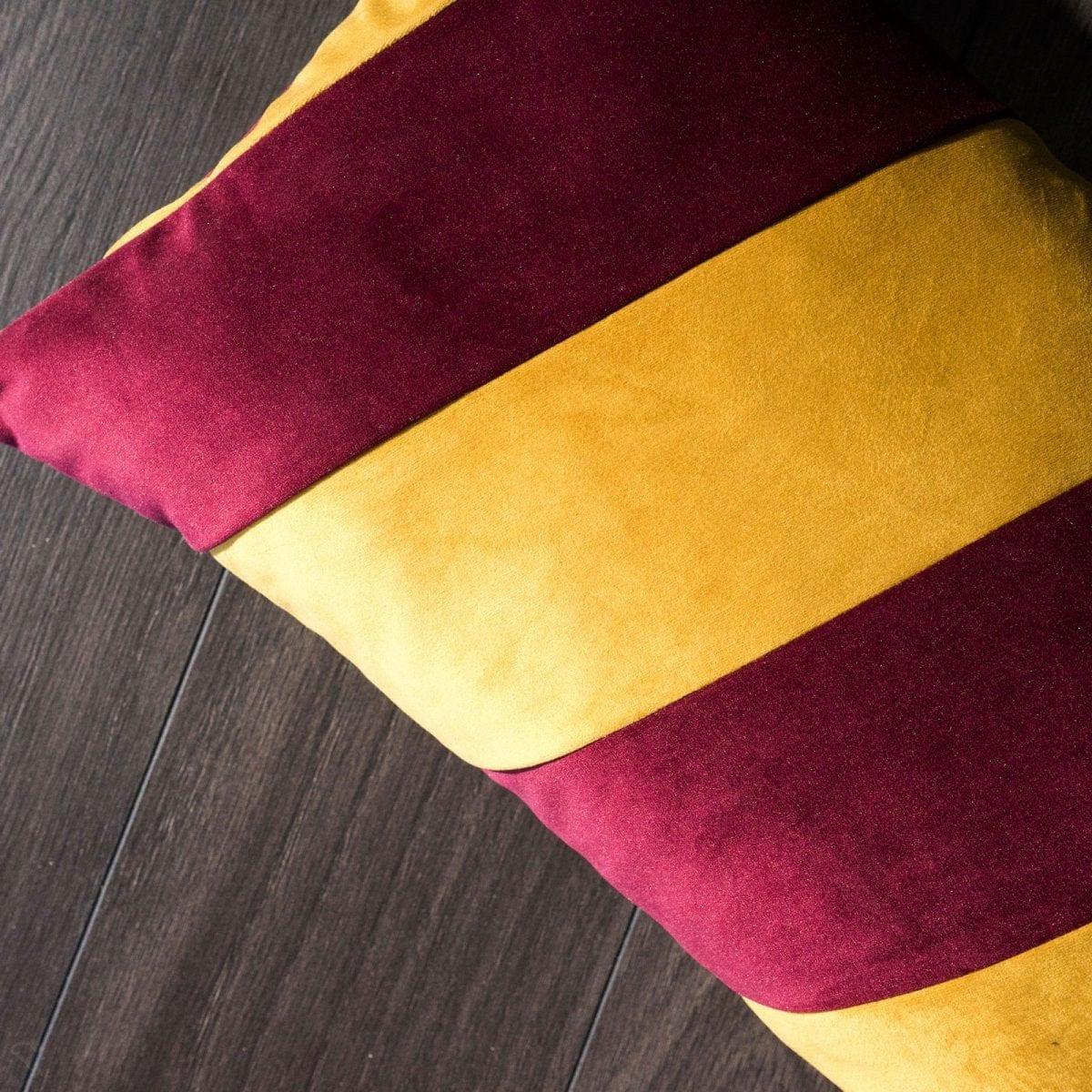 Poduszka dekoracyjna STRIPES bordowo-złoty Poduszkowcy Eye on Design