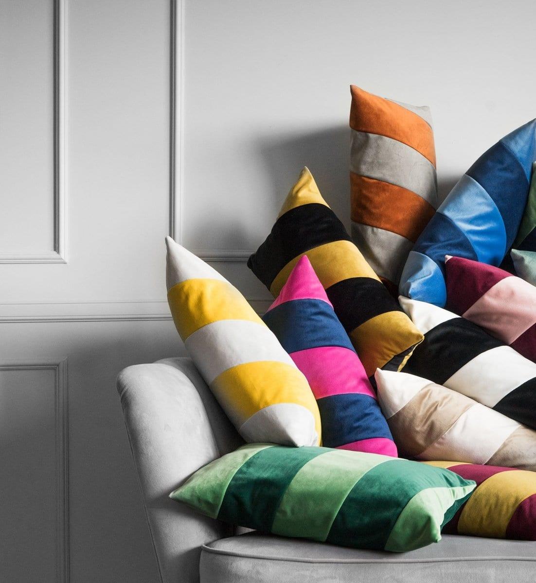 Poduszka dekoracyjna STRIPES niebiesko-granatowa Poduszkowcy Eye on Design