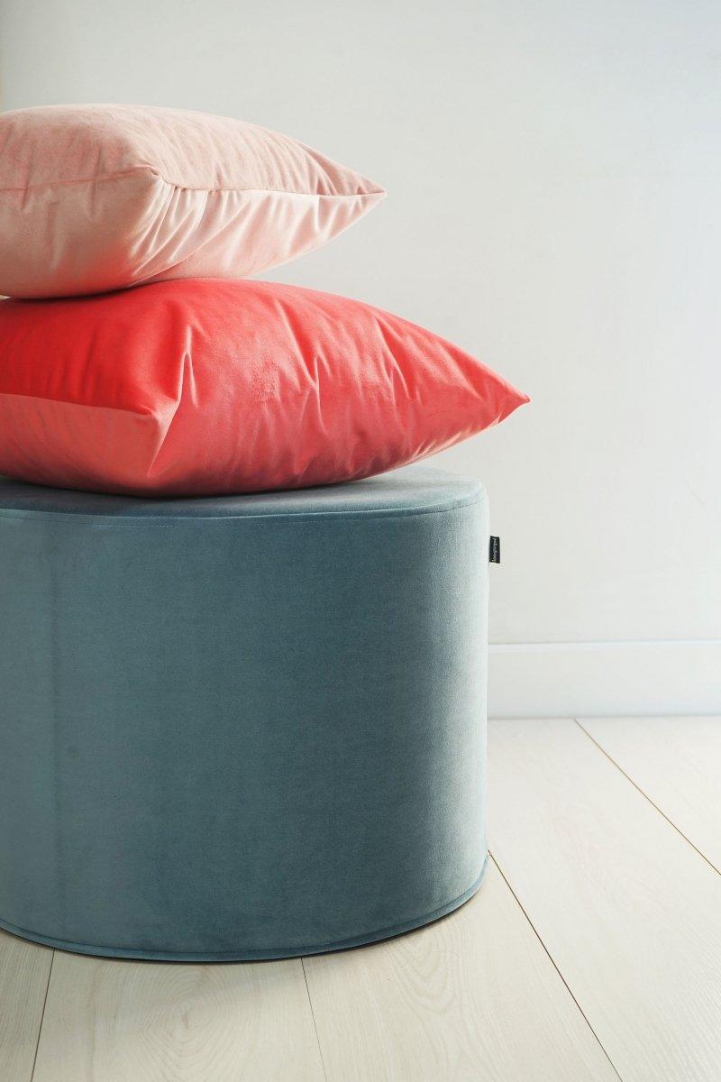 Poduszka dekoracyjna VELVET koralowy Poduszkowcy Eye on Design