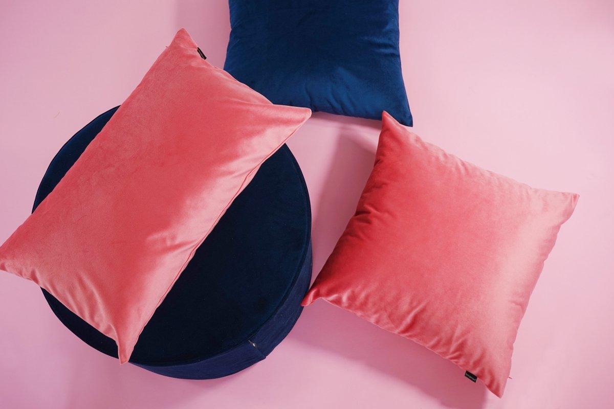 Poduszka dekoracyjna VELVET koralowy Poduszkowcy Eye on Design