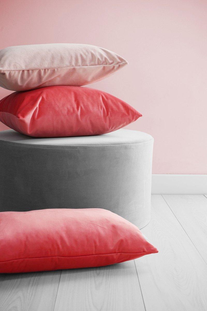 Poduszka dekoracyjna VELVET koralowy Poduszkowcy Eye on Design