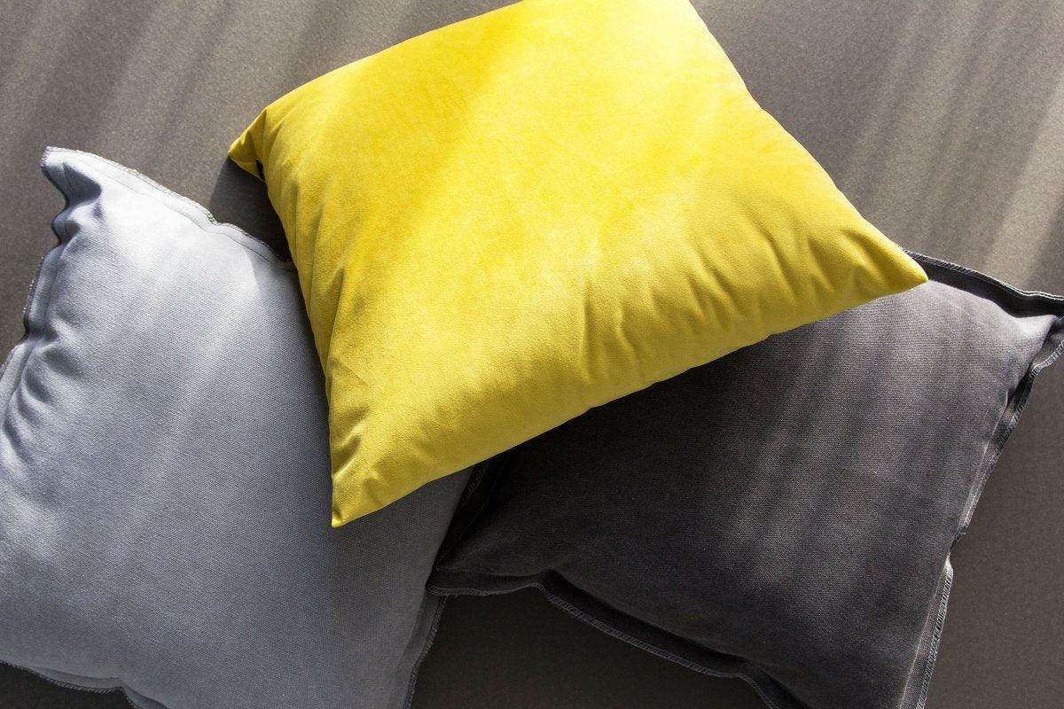 Poduszka dekoracyjna VELVET żółty Poduszkowcy Eye on Design
