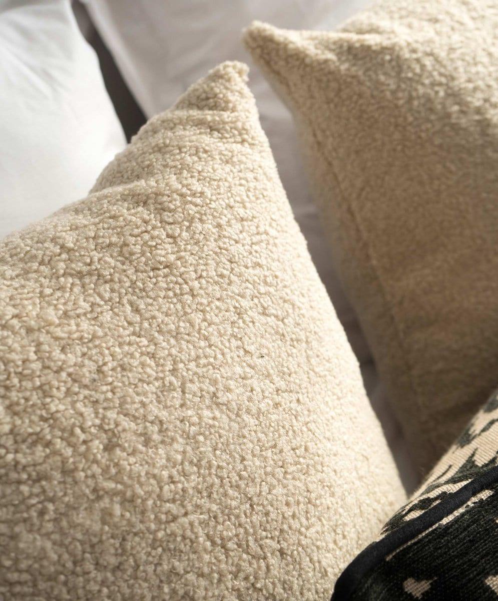 Poduszka w tkaninie boucle COZY beżowy Poduszkowcy Eye on Design