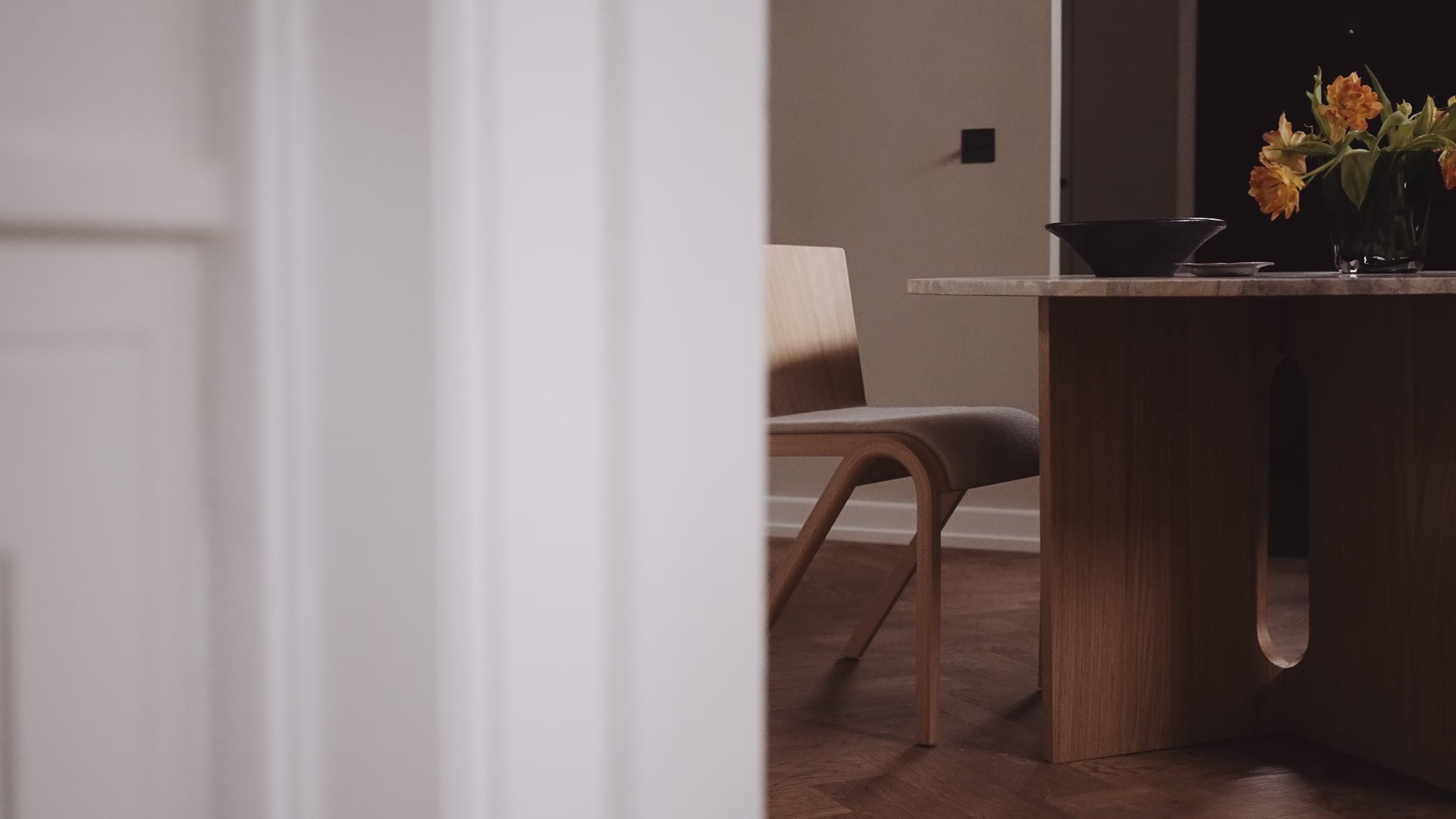 ANDROGYNE table dark oak veneer