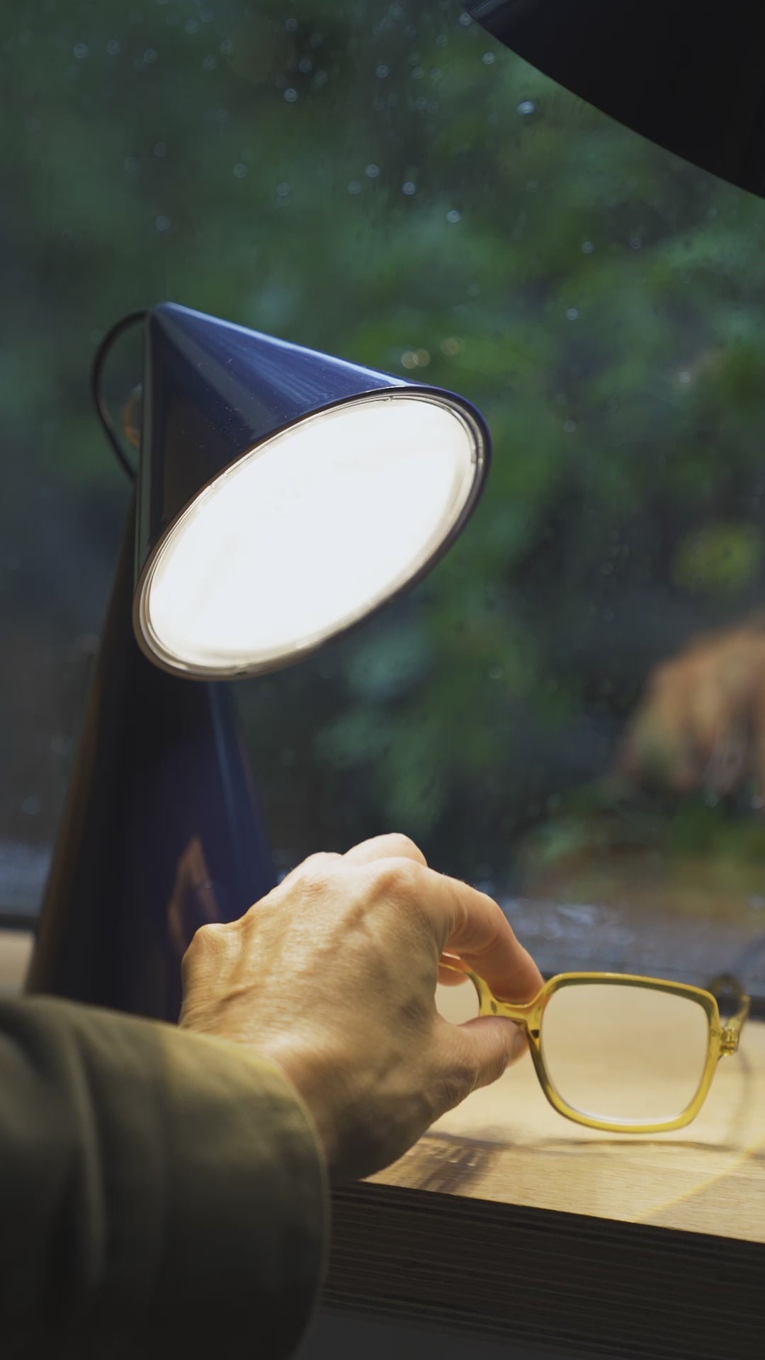 Lampa stołowa przenośna POSE złoty
