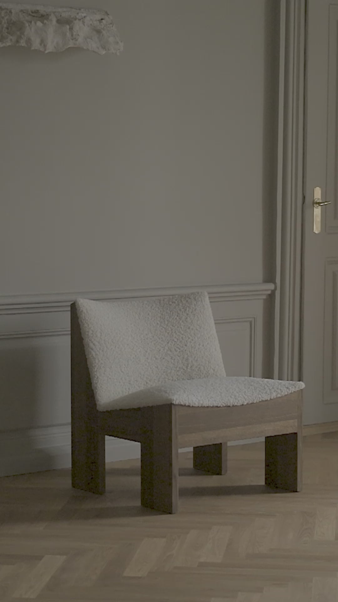 Tenon Zink Drake Spacedust Sessel Beige mit einer dunklen Eichenbasis