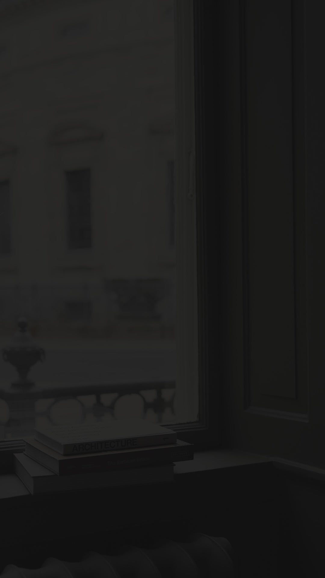 Karl-Johan Tischlampe Schillerner Glas mit einer geräucherten Eichenbasis