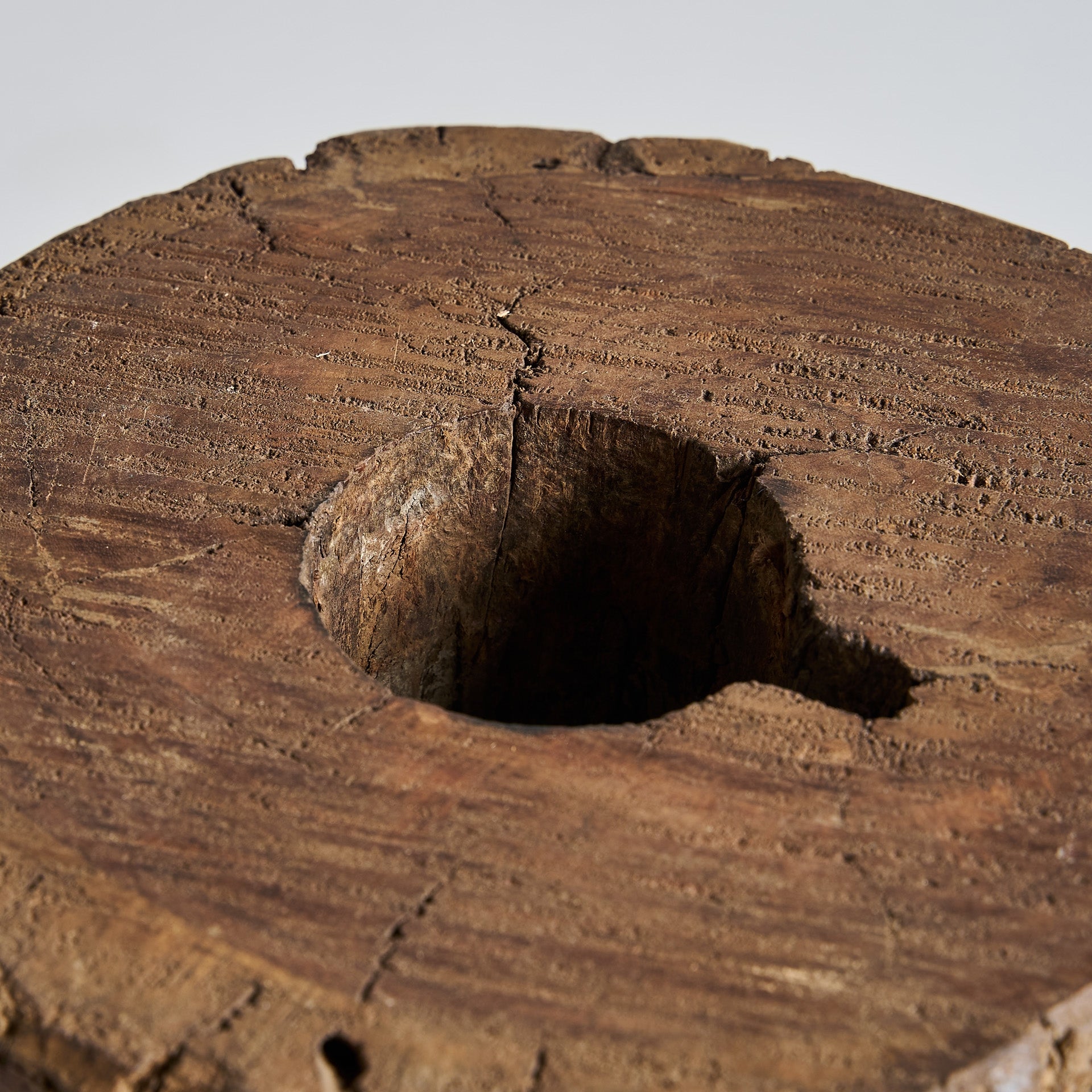 Beistelltisch KRAJ aus patiniertem Mangoholz