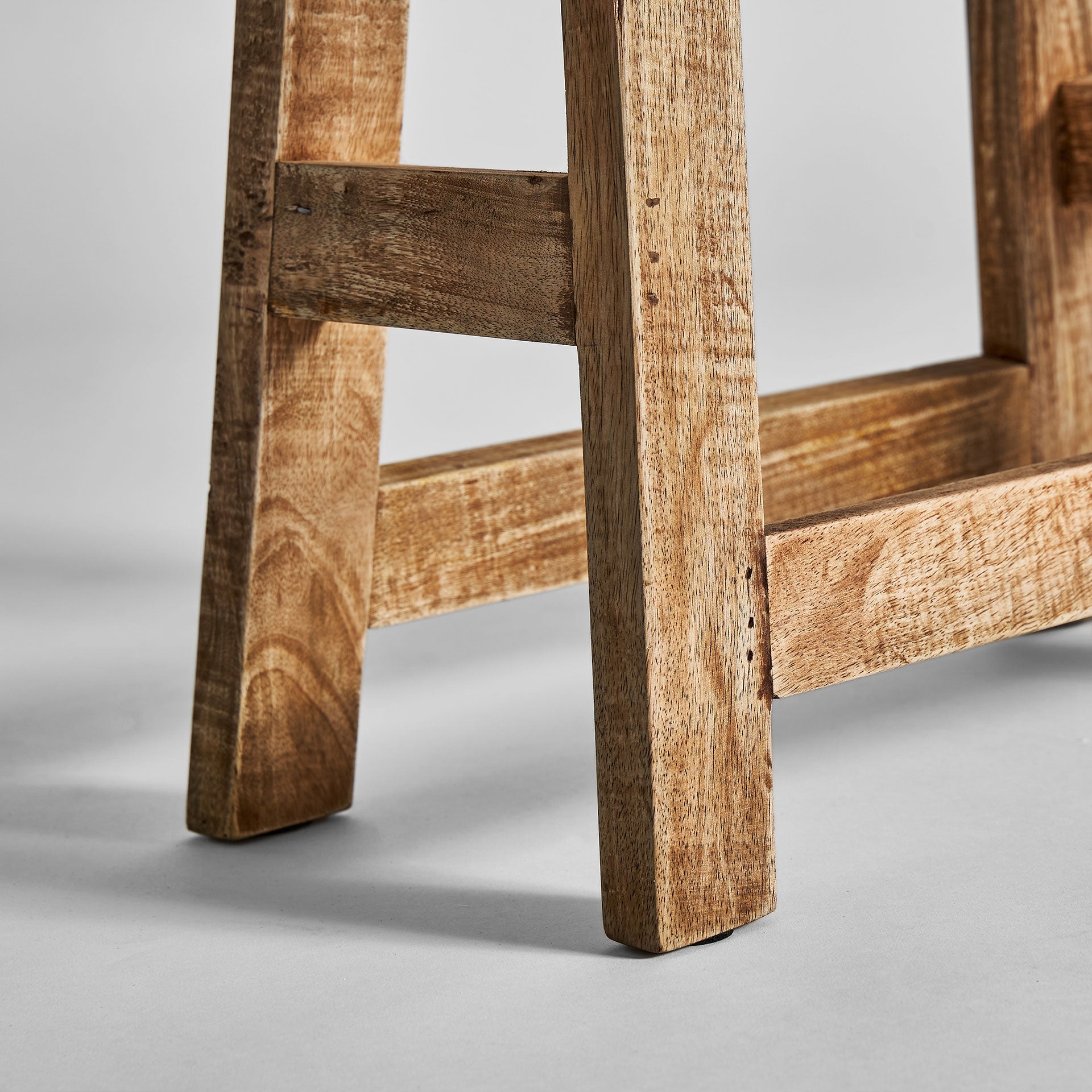 Hocker VAYOR aus Mangoholz mit Lederbezug