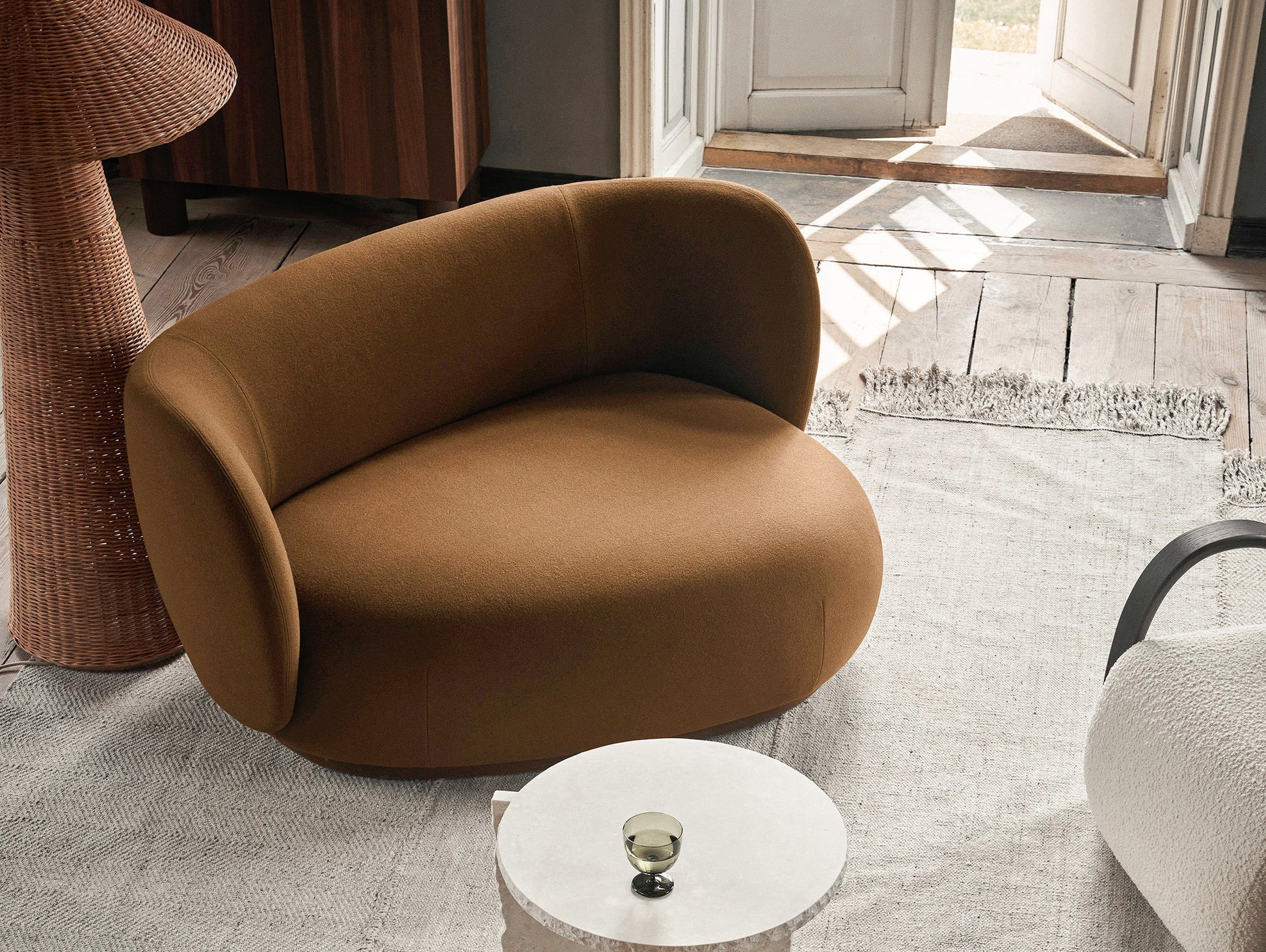 Rechte Sofa Rico Kurvenboucle gebrochen weiß gebrochen