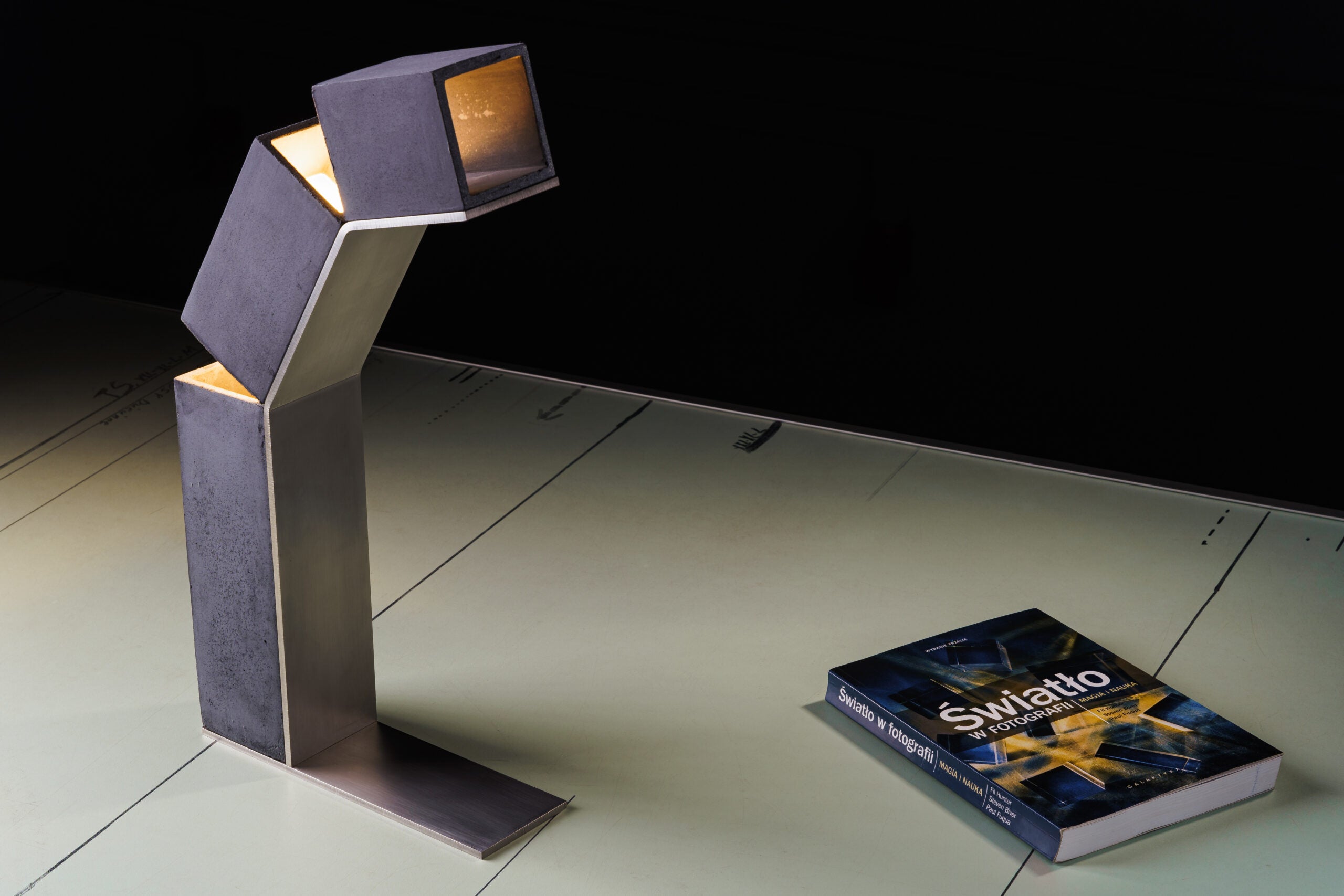 ROBOT Beton-Tischlampe