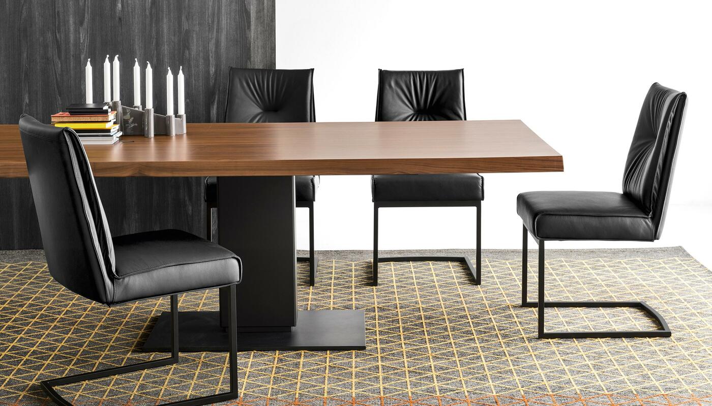 Stuhl ROMY mit braunem Sitz und schwarzem Gestell