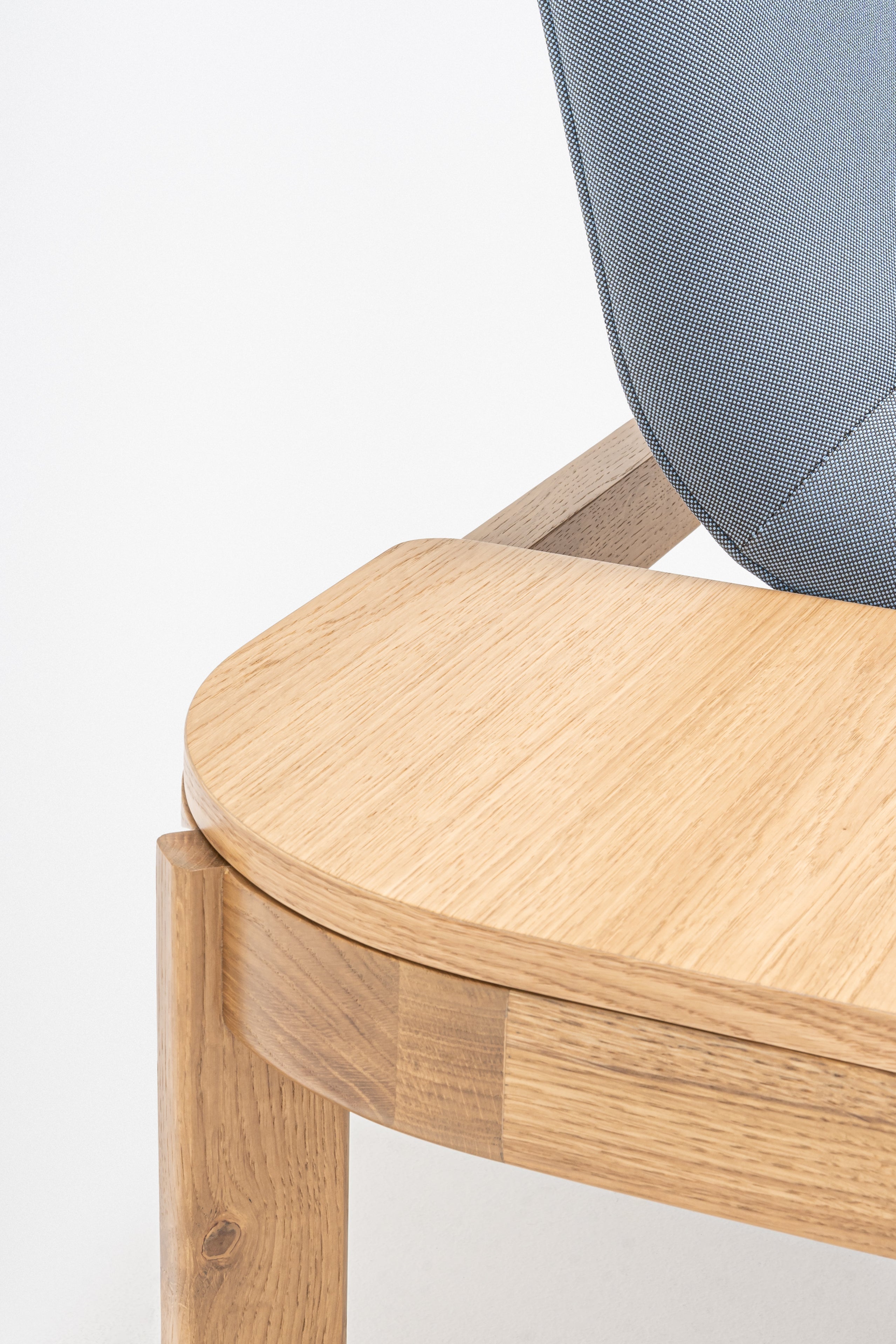 Upholstered bench with ramps of the wooden base