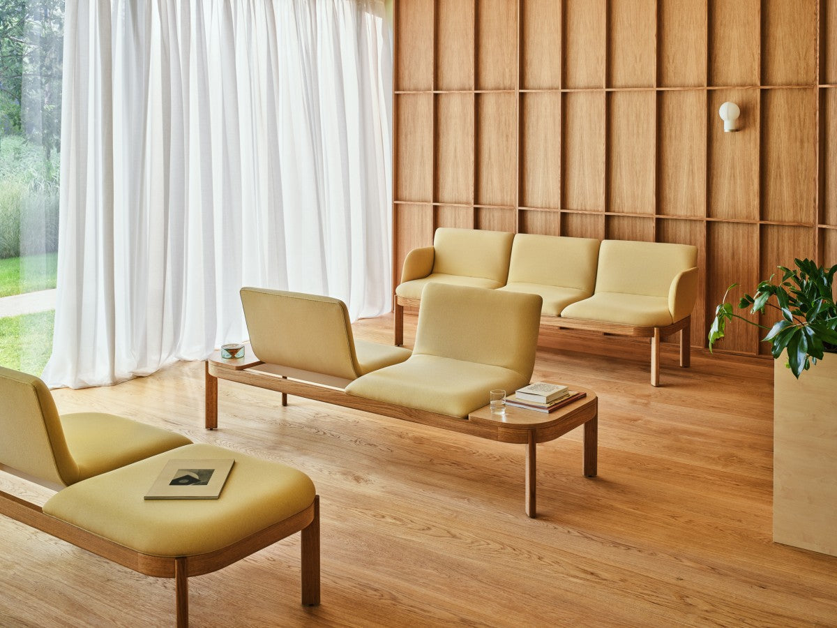 Upholstered bench with ramps of the wooden base