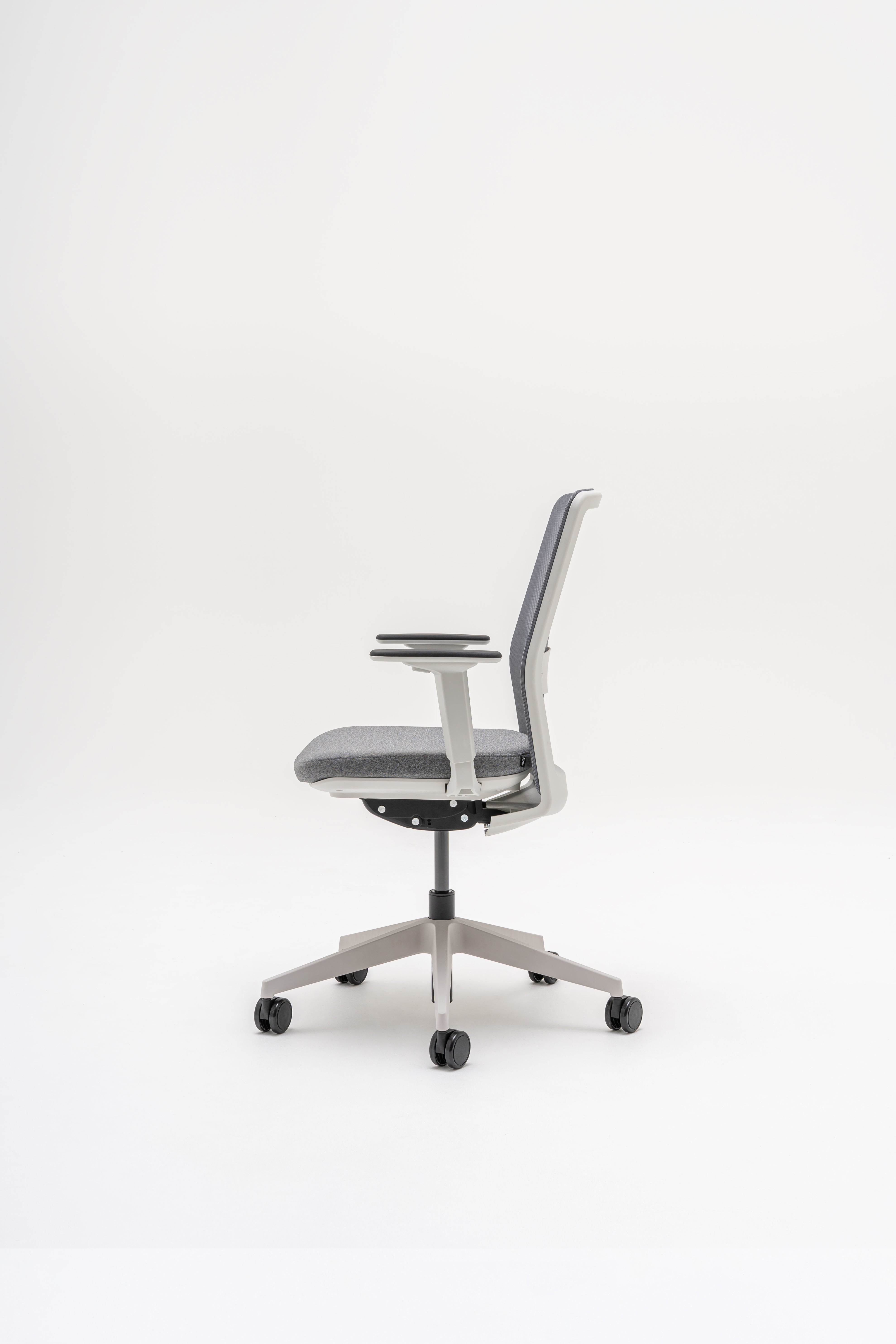 Sessel mit einer offenen Rückenlehne mit offener Arbeit mit Rädern an der harten Oberfläche