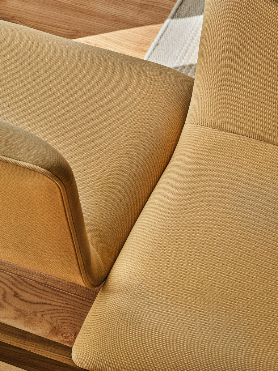 Upholstered bench with ramps of the wooden base