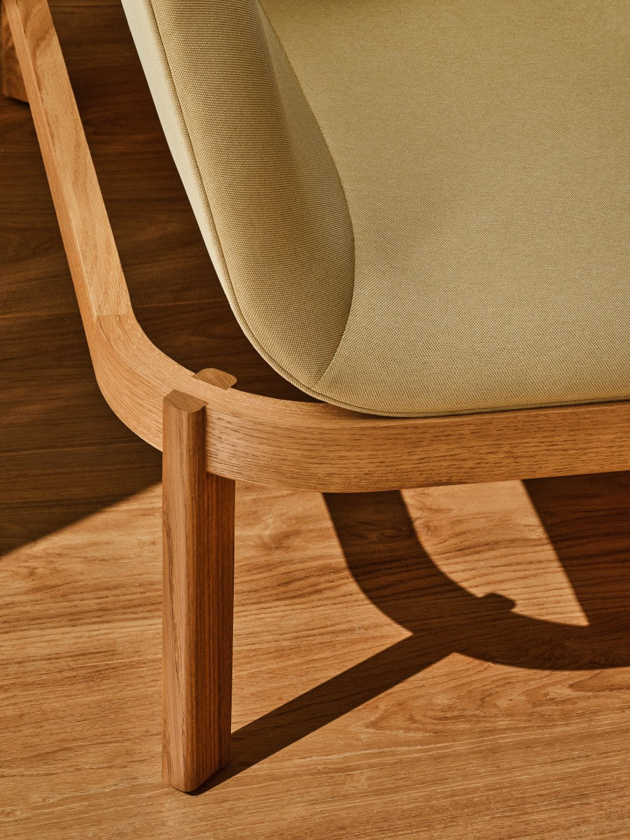 Upholstered bench with ramps of the wooden base