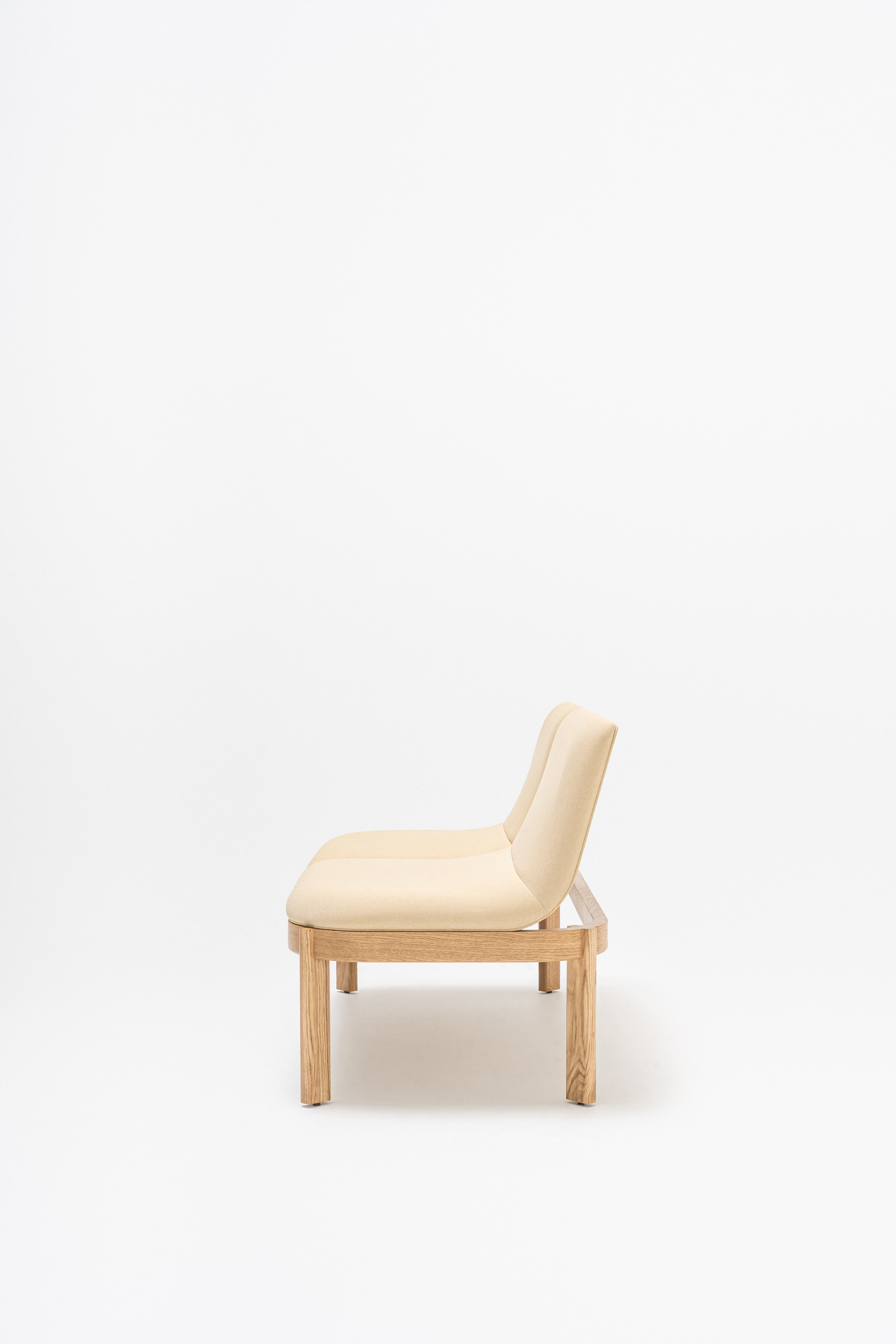 Upholstered bench with ramps of the wooden base