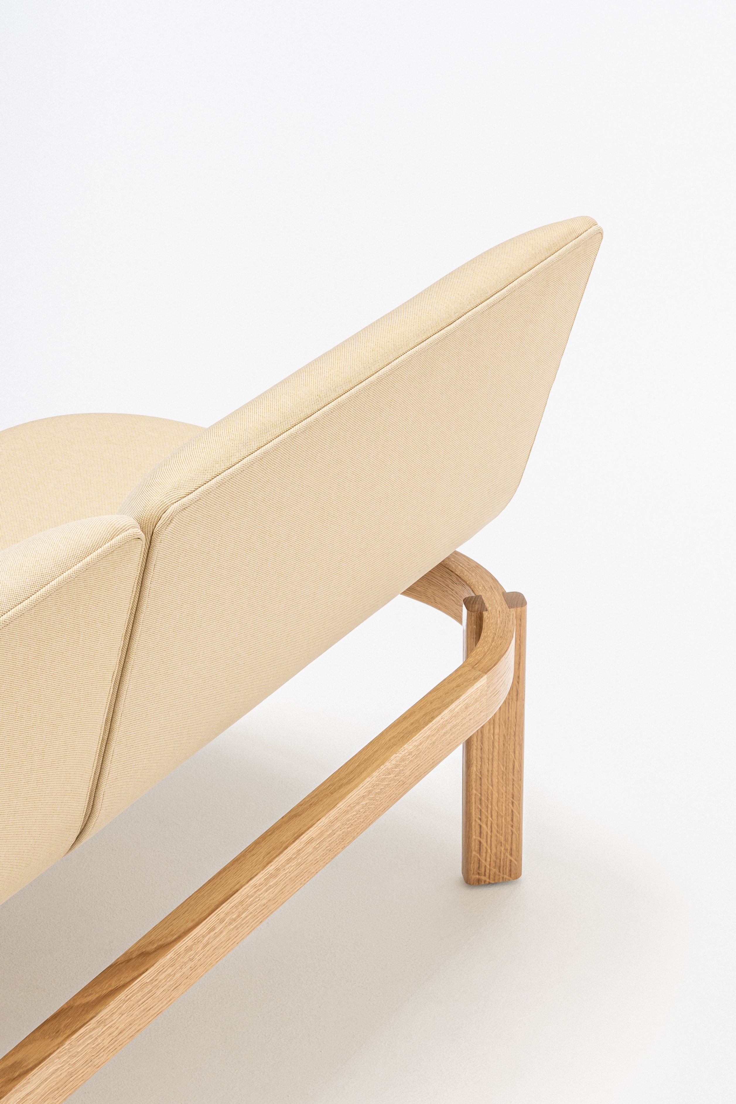 Upholstered bench with ramps of the wooden base