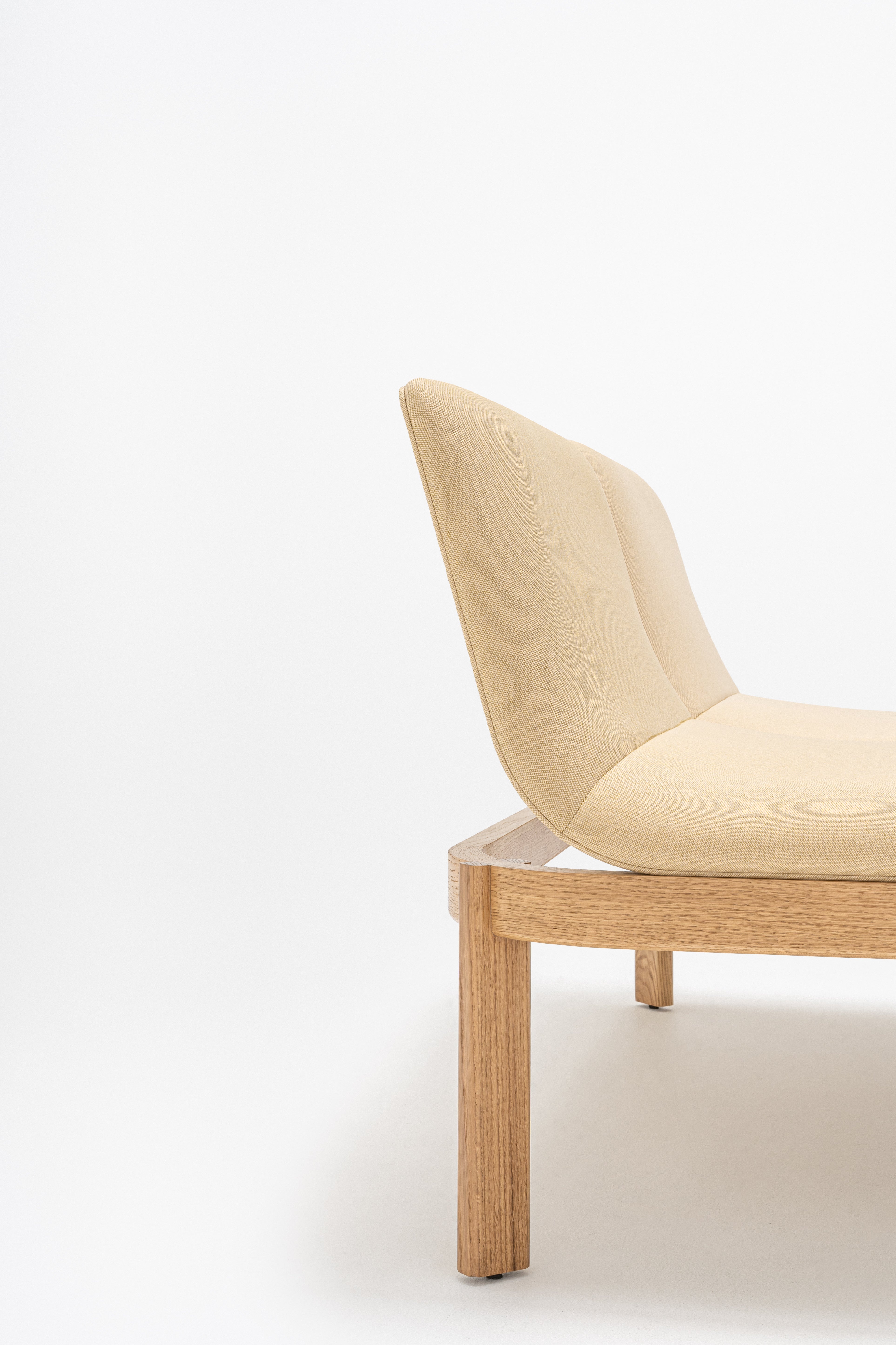 Upholstered bench with ramps of the wooden base