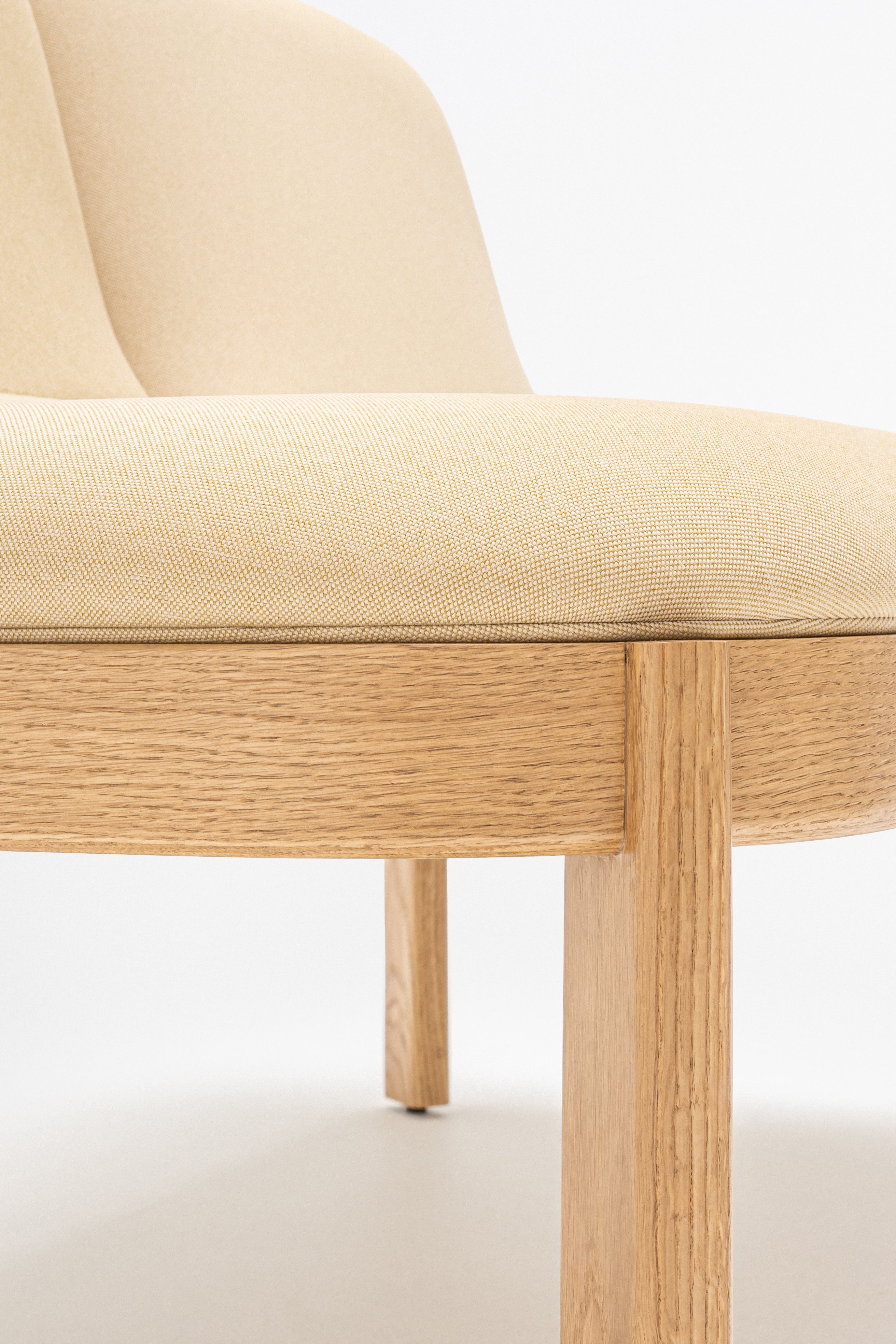 Upholstered bench with ramps of the wooden base