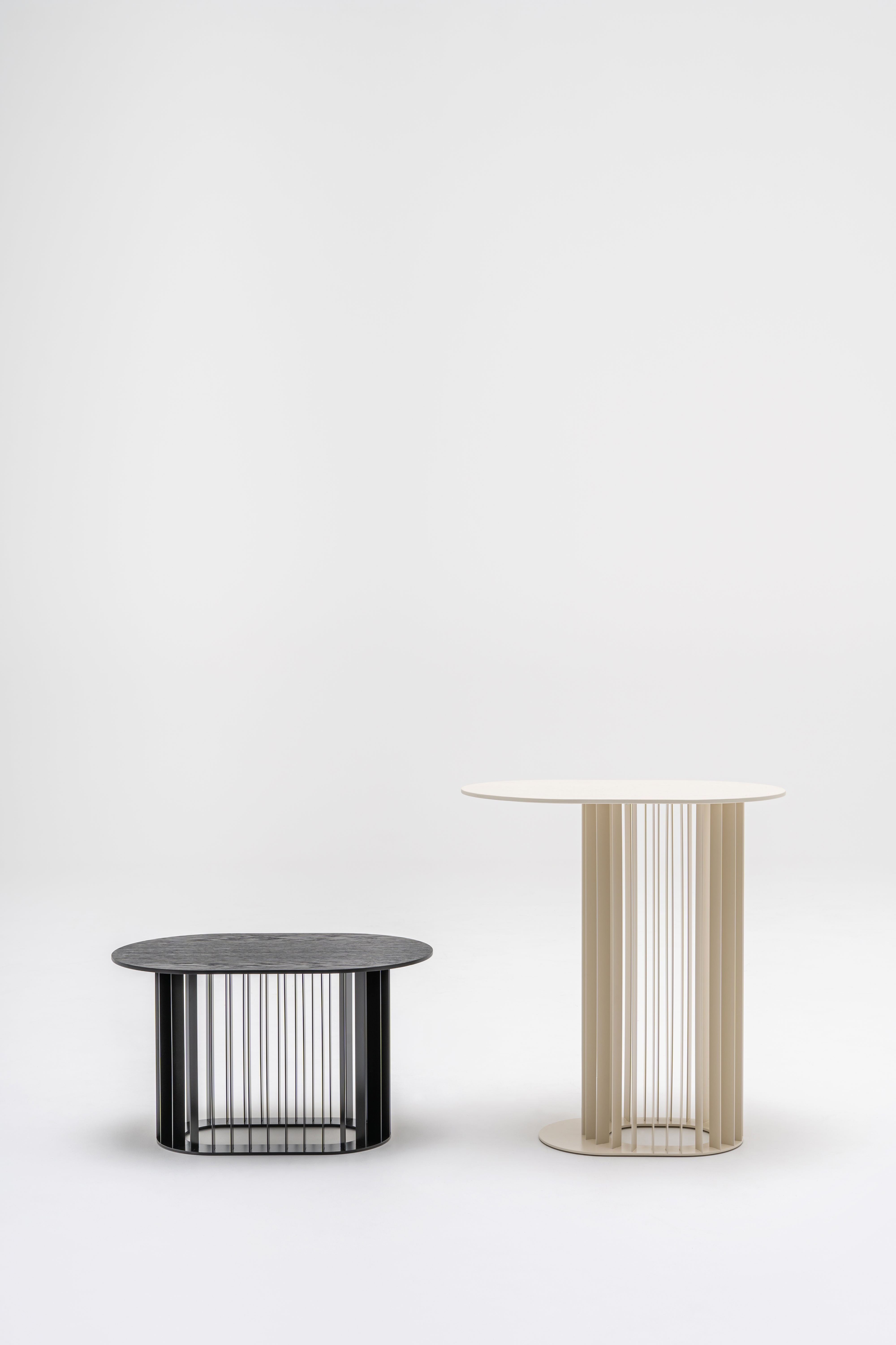 Rollen Sie Furnier Couchtisch mit einer Metallbasis