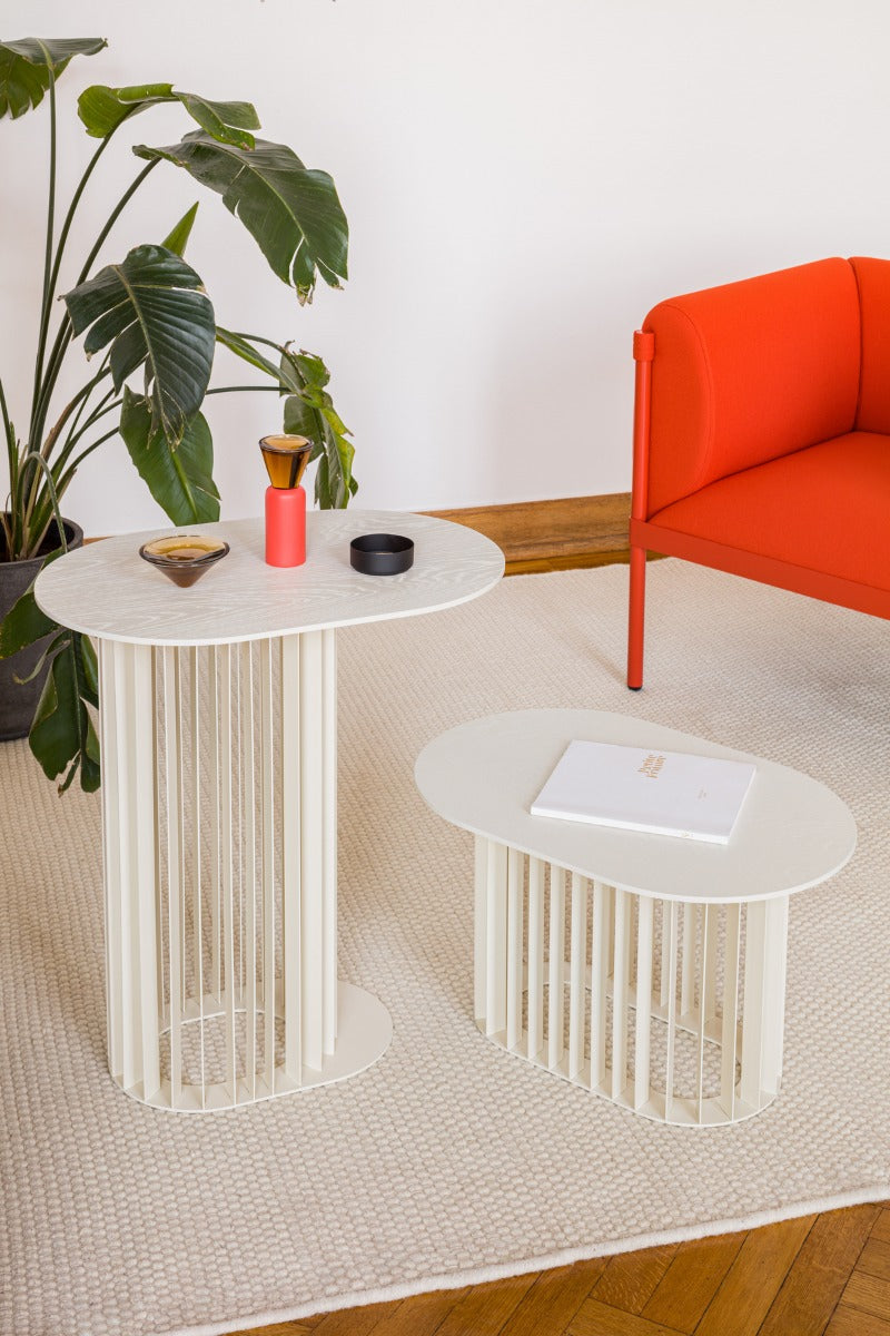 Rollen Sie Furnier Couchtisch mit einer Metallbasis