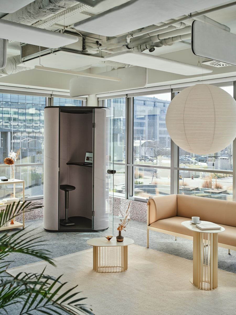 Rollen Sie Furnier Couchtisch mit einer Metallbasis