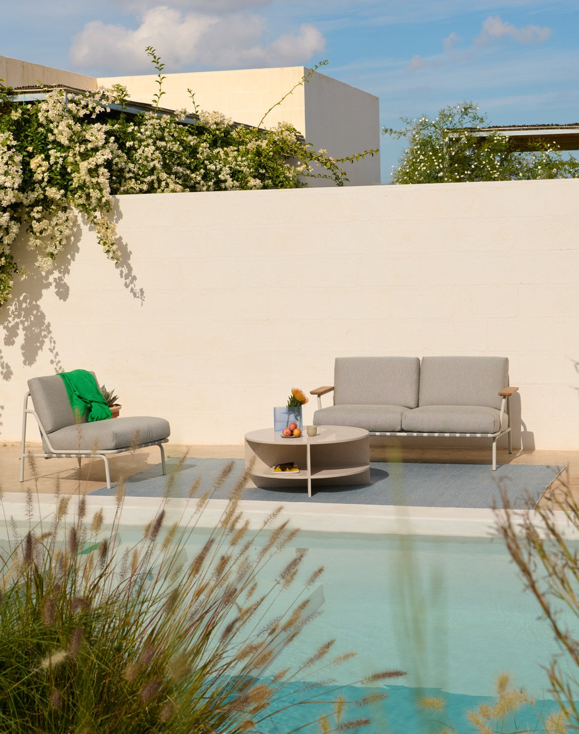 SETTLE Light Gray Outdoor Armchair with Gray Base