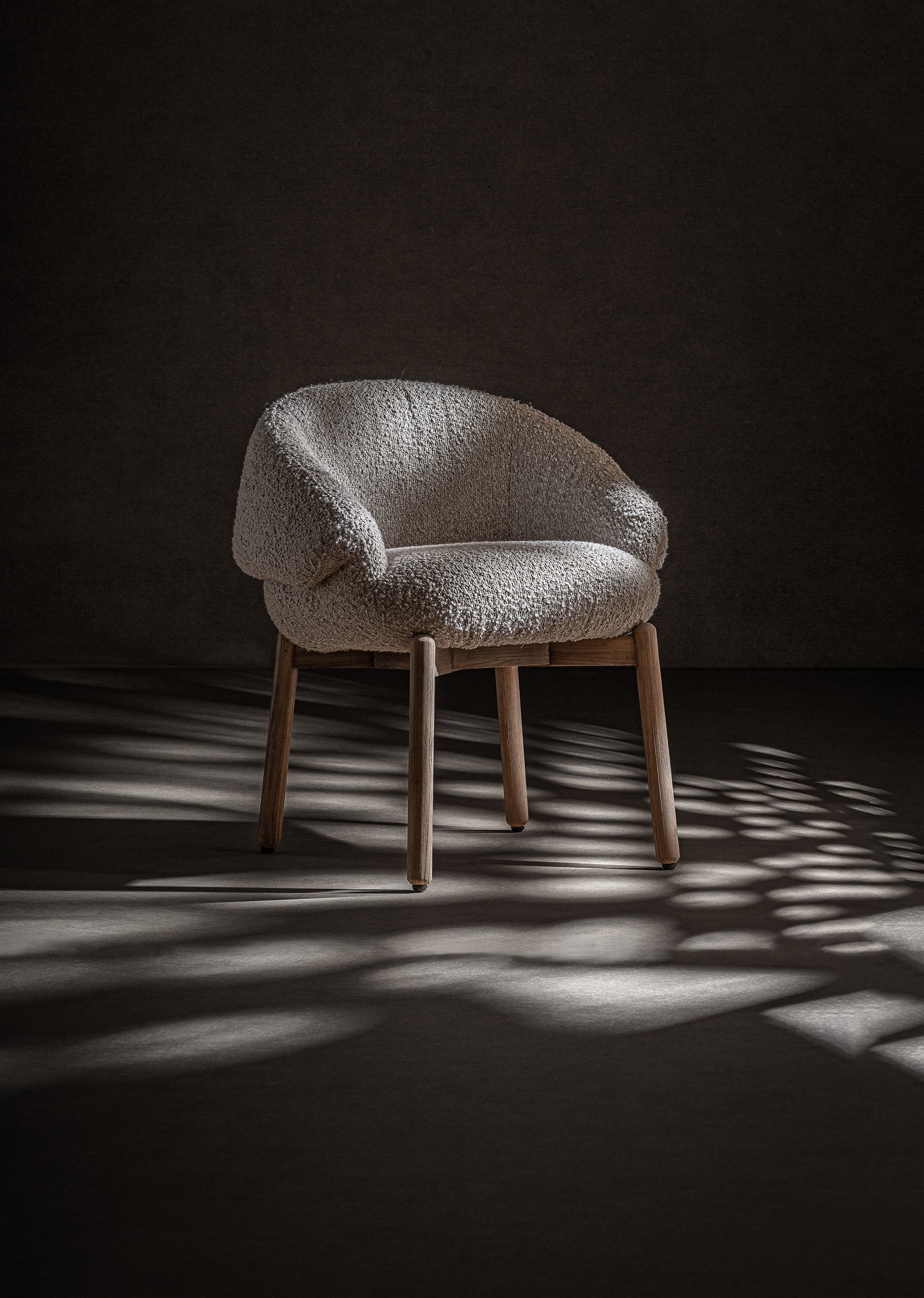 Krzesło z podłokietnikami JACQUARD szarobeżowy boucle z drewnianą podstawą