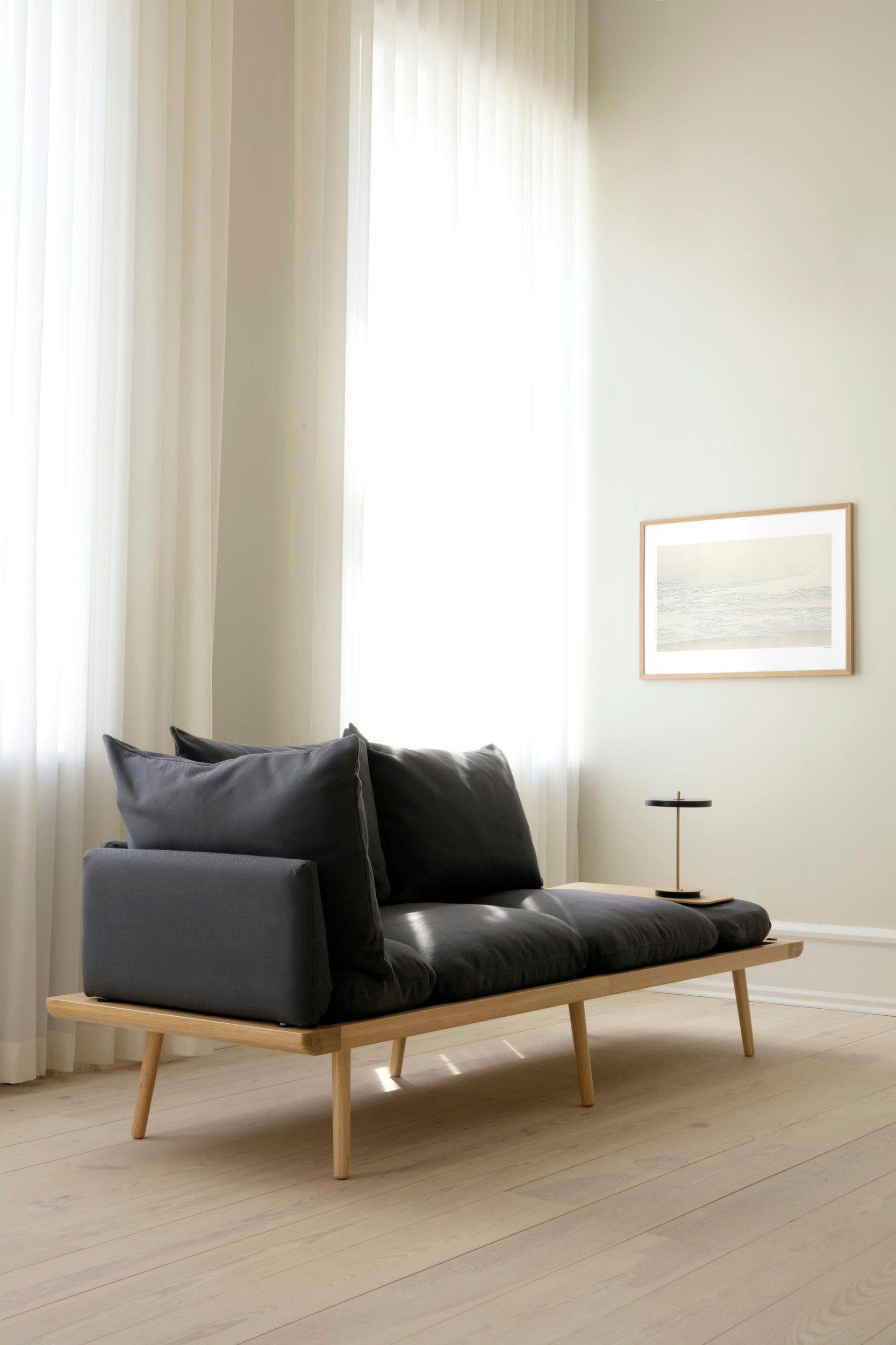 Sofa 3-osobowa LOUNGE AROUND antracytowy z ciemnym dębem UMAGE Eye on Design