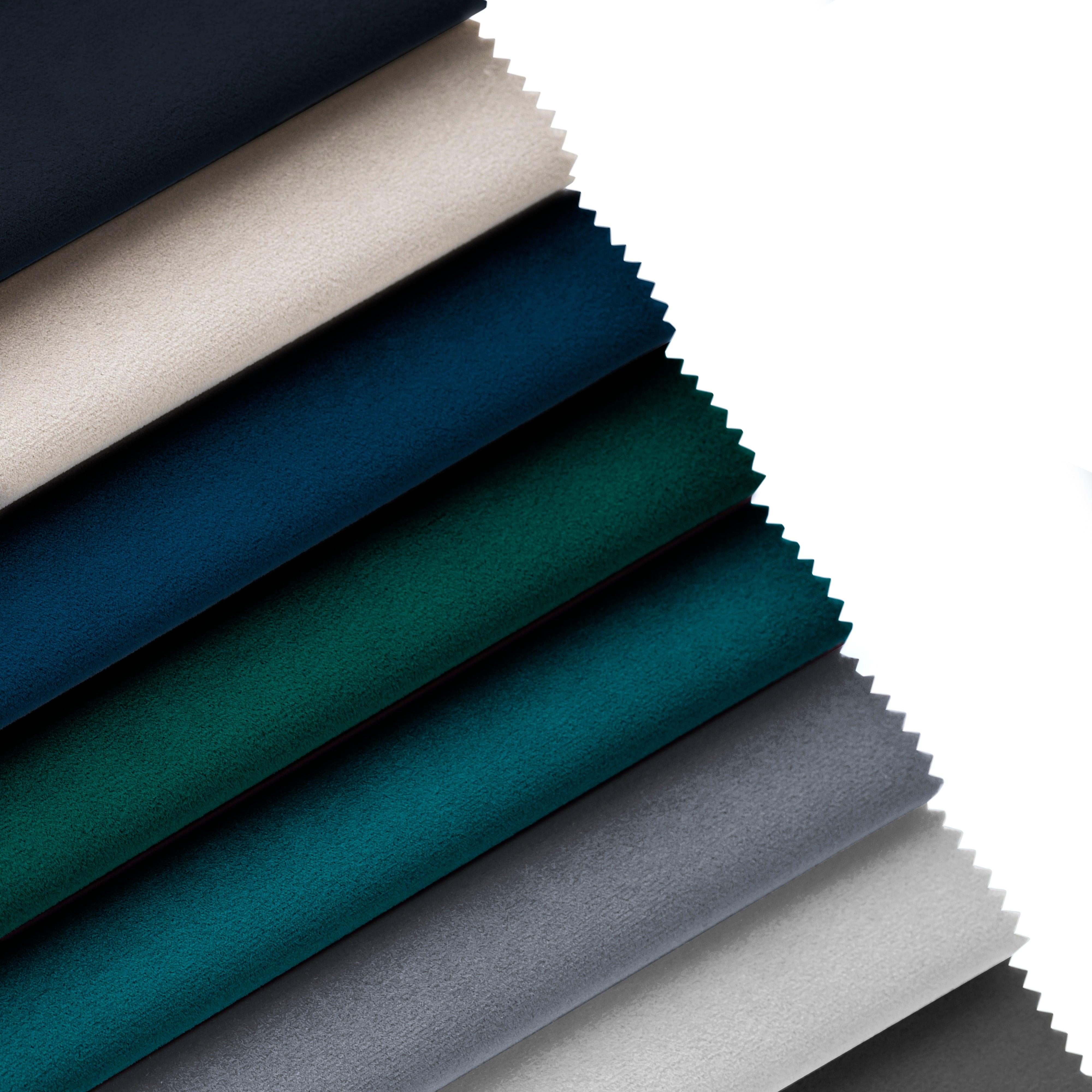Sofa aksamitna 2-osobowa VIENNA jasnoszary ze złotą podstawą Cosmopolitan Design Eye on Design