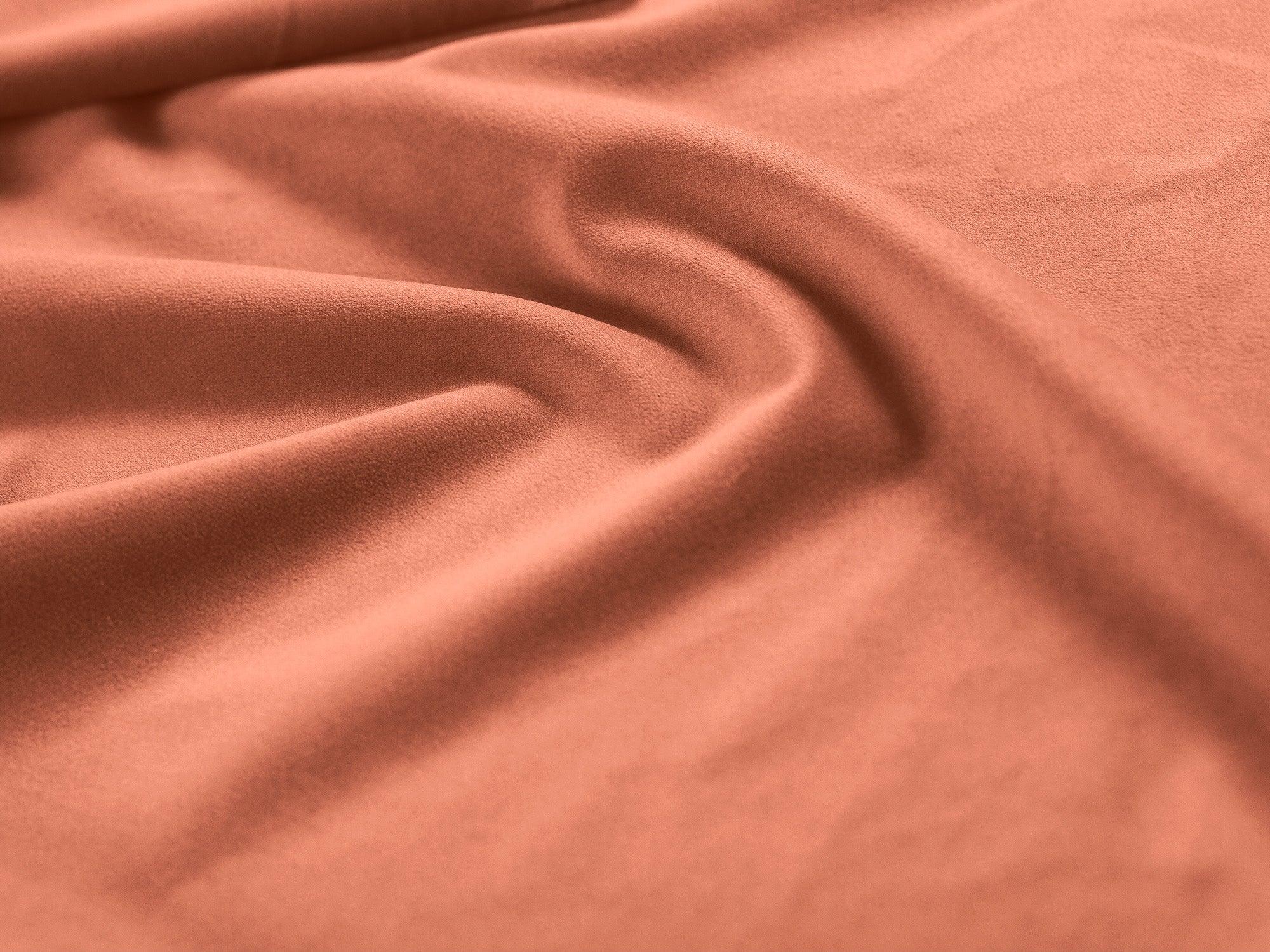 Sofa aksamitna 4-osobowa SKYLER koralowy Interieurs 86 Eye on Design