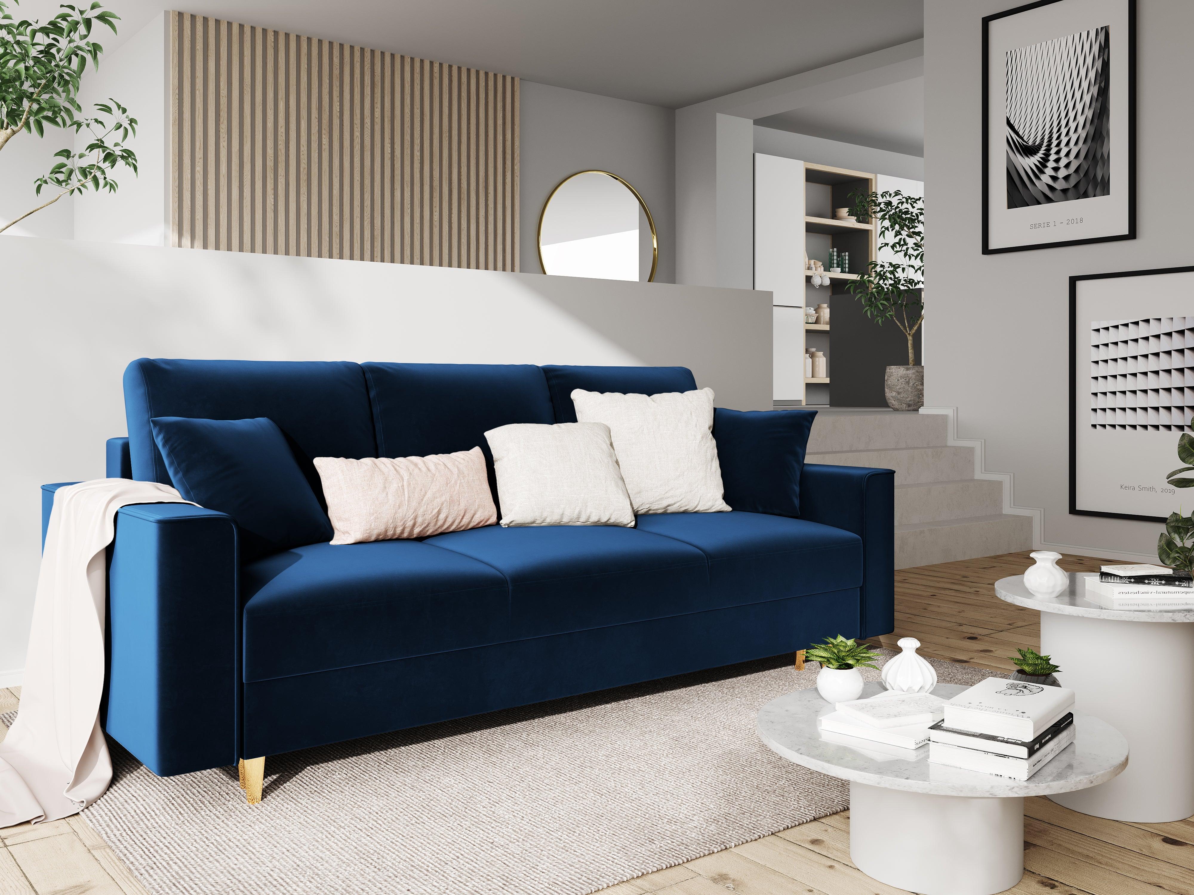 Sofa aksamitna z funkcją spania CARTADERA błękit królewski ze złotą podstawą Mazzini Sofas Eye on Design