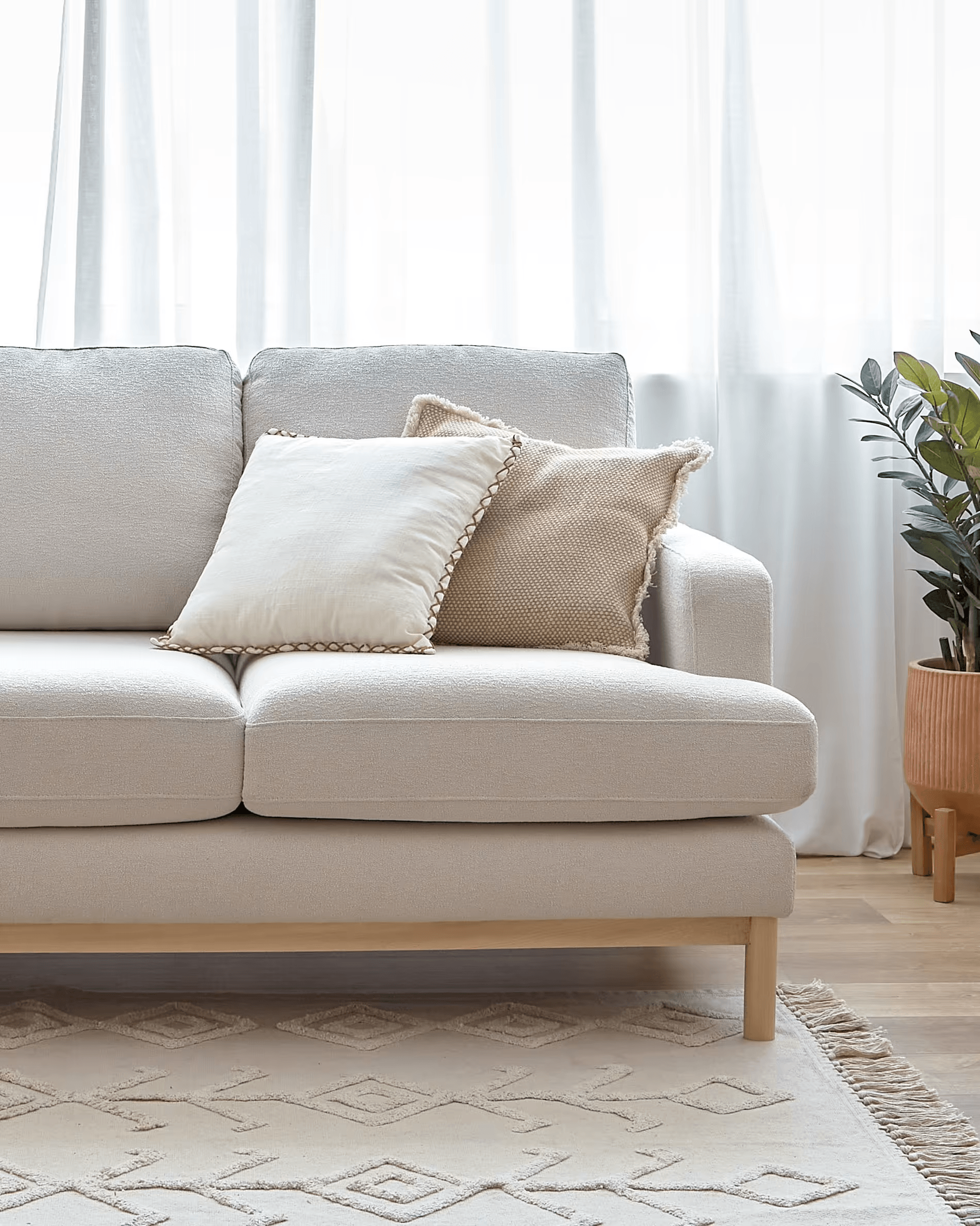Sofa MIHAELA kremowy boucle La Forma Eye on Design
