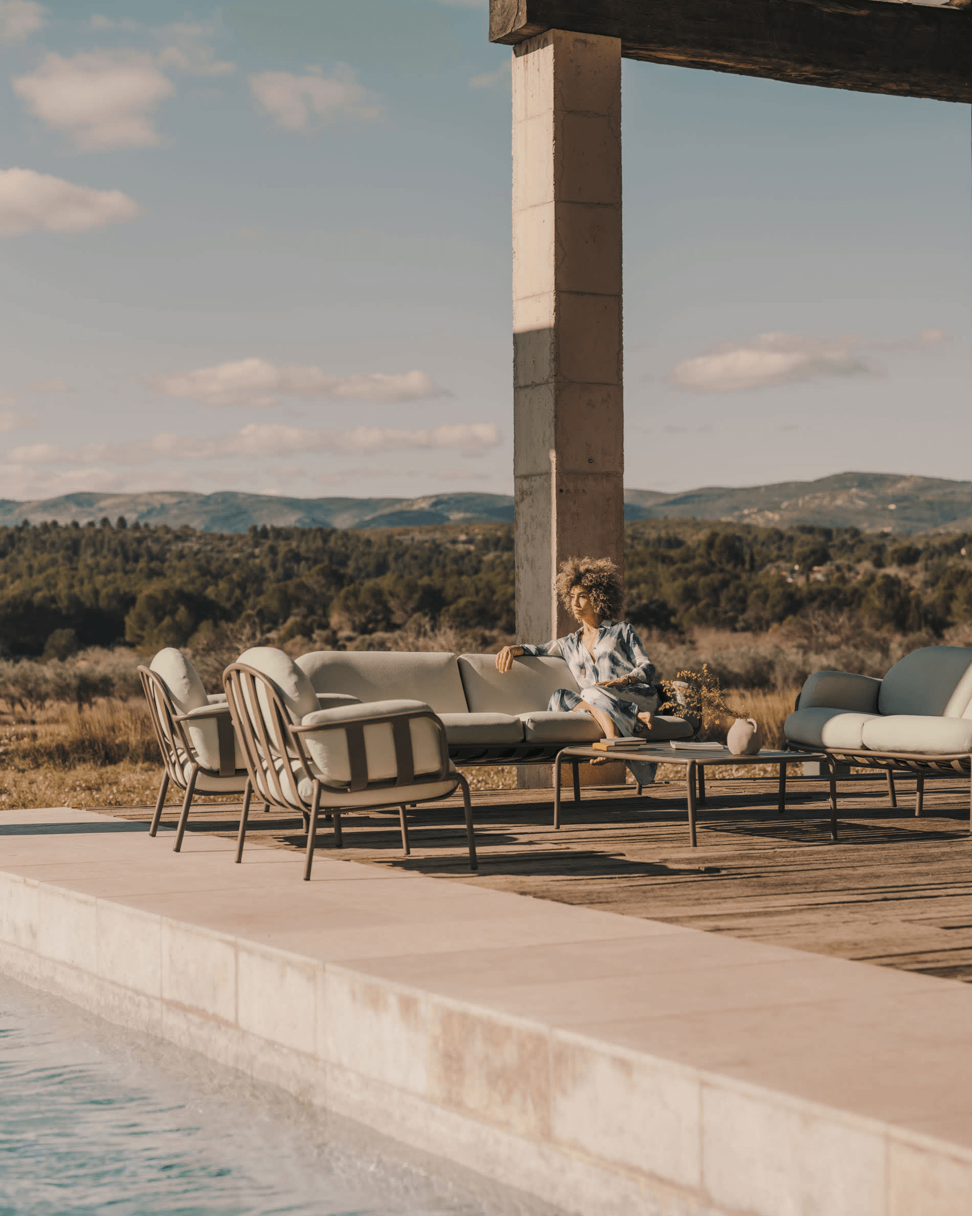 Sofa ogrodowa 3-osobowa JONCOLS szary z czarną podstawą La Forma Eye on Design